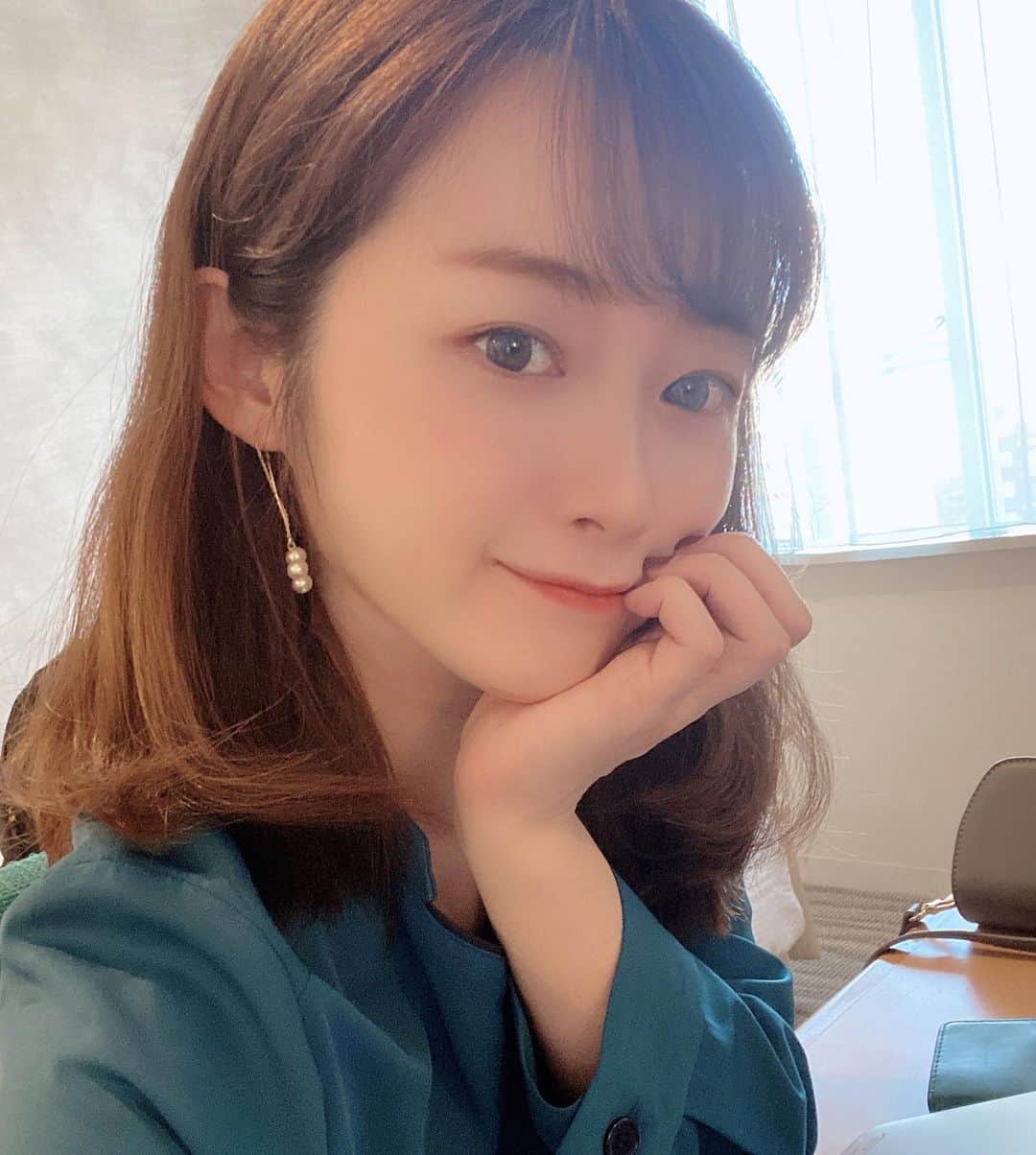 のインスタグラム：「久々に福岡に出張してきました〜！飛行機は意外と、、混んでた🛫美味しいラーメンもたくさん食べたので後々書きます🍜 ㅤㅤㅤㅤㅤㅤㅤㅤㅤㅤㅤㅤㅤ 東京中央美容外科新宿三丁目院（@tcbshinjuku)の村田ダイスケ（@tcb_dsuke）先生にTCB式小顔美肌再生やってく2週間経つけど、かなりいい感じ🥺リフトアップもそうなんだけど、肌自体が滑らかになっていて乾燥にも耐えられてます👌  #リフトアップならTCB東京中央美容外科 #美容整形ならTCB東京中央美容外科 #東京中央美容外科　#美容外科　#新宿三丁目　 #東京中央美容外科新宿三丁目院 #村田大典 #TCB式小顔美肌再生 #小顔美肌再生　#リフトアップ　#PR #村田ダイスケ」