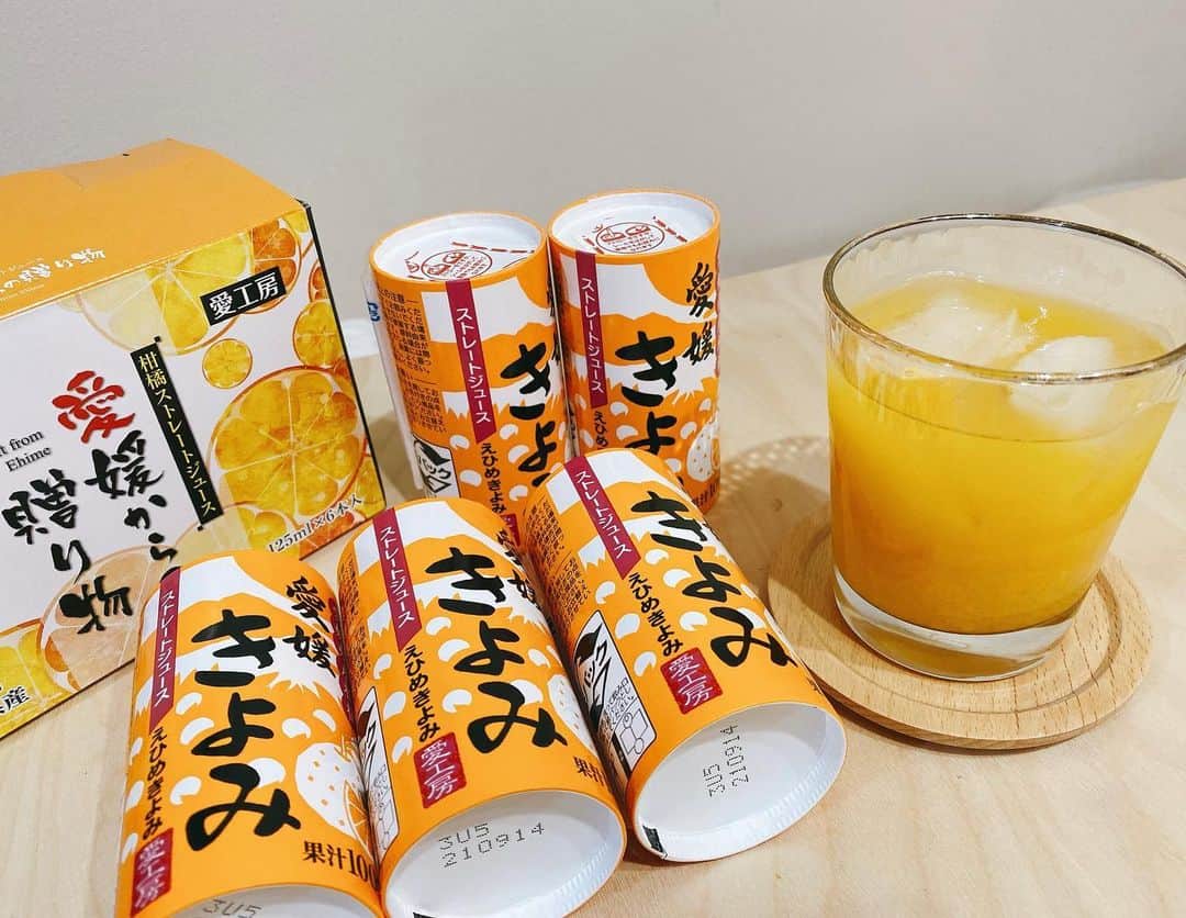 のインスタグラム：「愛媛の美味しい100%みかんジュース🍊が届きました☺ ここのジュース大好き❤️  【愛媛きよみ】 オレンジの風味と、甘味と酸味の絶妙な味わいでとっても美味しい🍊❤  みかんそのまま絞った味がするよ！☺  #愛工房 #愛媛みかん #宇和島グルメ #みかんジュース #ポンカンジュース #果汁100パーセント #ストレートジュース #pr」