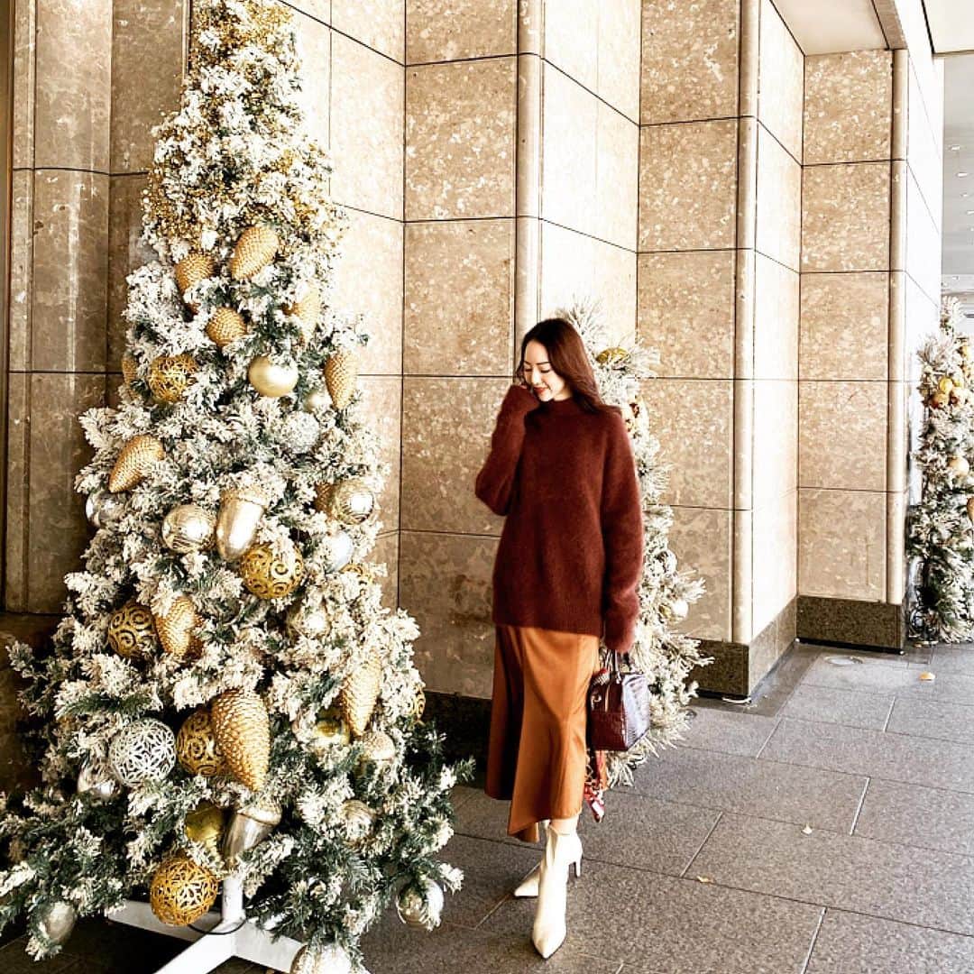 加藤桃子のインスタグラム：「christmasの街はやっぱり素敵 クリスマスツリーにイルミネーション 胸がときめくなあ〜🤎  #christmas #12月」