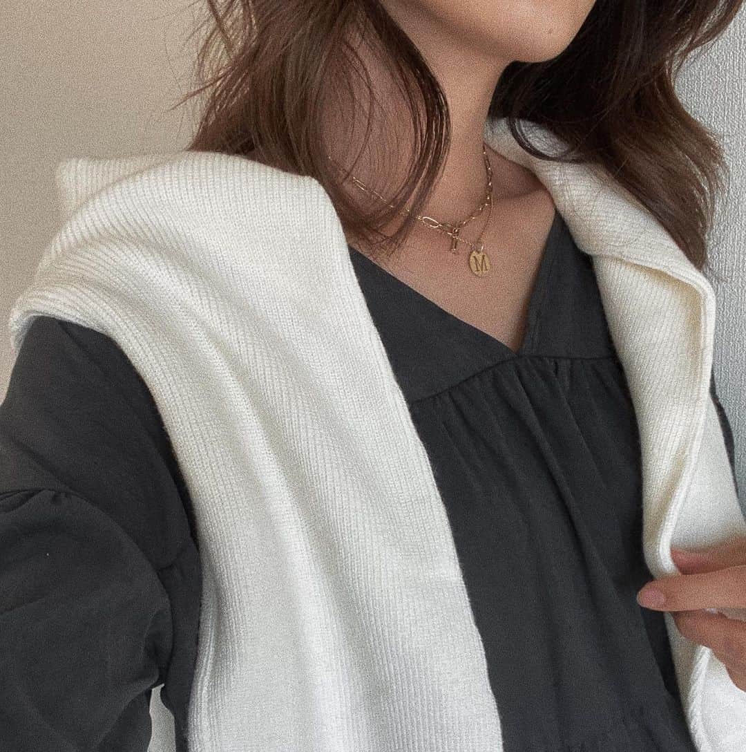 樽見麻緒のインスタグラム：「今年流行りの#肩掛けニット コーデ♡  寒くて寒くて…家にこもってる時間が断然増えた☁️⛄️ ׅ #コーデ#モノクロコーデ#肩掛け#コーディネート#冬コーデ#ママコーデ#ママファッション#男の子ママ#selfie#fashion#knit#code#fashiongram#codinate」