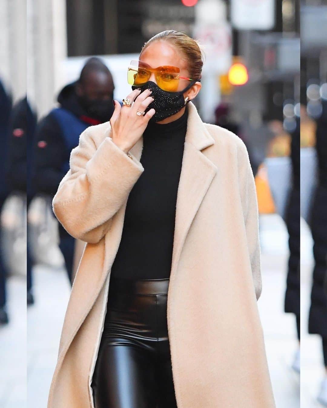 Just Jaredさんのインスタグラム写真 - (Just JaredInstagram)「Jennifer Lopez heads out for some luxury shopping for the upcoming holidays in NYC #JenniferLopez Photos: Backgrid」12月9日 14時49分 - justjared