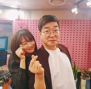 ソン・ヒョンジュのインスタグラム：「#sbs#박하선#시네타운#생방송#오전11시#107.7#오랜만에 라디오 생방하고 나왔네요ᆢ이런저런 살아가는 얘기하고 왔어요..오늘아침 개인적으로 존경하던 교수님이 돌아가셔서 맘이 우울했지만 그래도 약속된 스케줄 잘 진행하고 돌아왔습니다.코로나로 힘든 요즘ᆢ여러분들도 힘내셔요.사랑합니다」