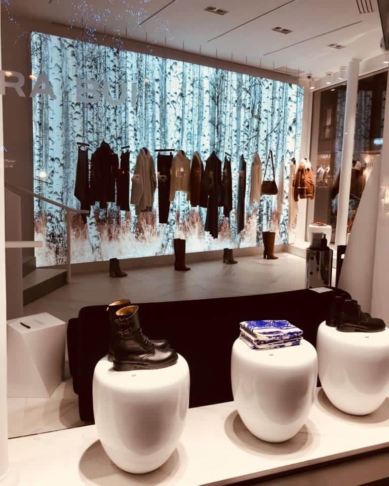 のインスタグラム：「KNITWEAR, SHEARLING AND LANDSCAPE, IN OUR STORE⁣ (Tables DOT par @redaamaloudesign)⁣  #barbarabui #saintgermain #store #rivegauche #redaamalou #dot」