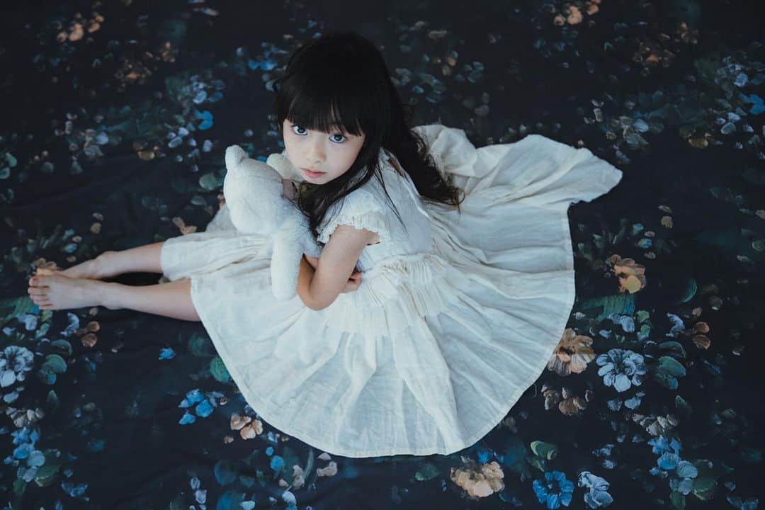 Akiのインスタグラム：「12/9 ・ 実は図鑑が大好きな娘👧🏻 ・ お花も魚も虫も 図鑑全般大好き🌷🐠🦋 ・ ・ そんな娘 憧れの人がいるらしい ・ ・ 👧🏻「さかなクンに会ってみたい」 👧🏻「さかなクンのサインが欲しい」 ・ #さかなクンに届け ・ ・ ・ まだまだあるよ n.photographの写真たち📷 ・ ・ カメラマン、母ちゃん共に 間違いなくこの日1番の出来だと自画自賛した 奇跡の1枚目 ・ 素敵過ぎませんか😌 ・ ・ n.photographのおうちスタジオ 1月の予約受付残りわずかだよ🏠 ・ みんな行くべし🏃‍♀️ ・ ・ ・ ・ photo by @ppyan0404」