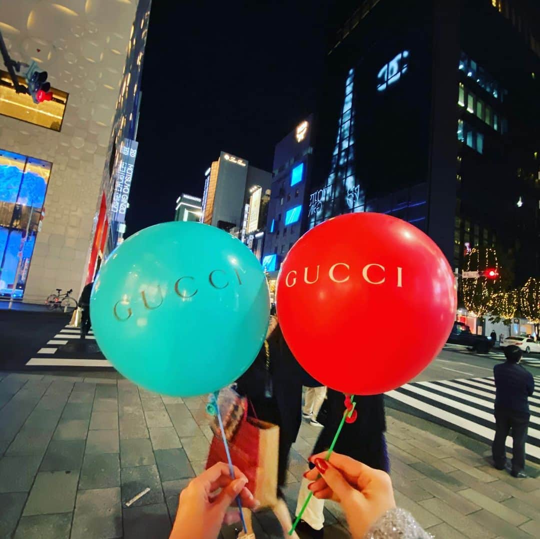 松本リコのインスタグラム：「・ ・ ・ ・ 仲良しの愛実ちゃん( @sanami0 )と GUCCIのイベント♡♡ ウェルカムドリンクやケータリング フードのひとつひとつがおしゃれで テンションあがった(●´ω`●) 帰りに好きな色の風船もらっちゃった！ ・ ・ ・ #japanesegirl #japangirl  #japanesemodel #japanmodel #yahoo #お洒落 #インスタグラマー  #インフルエンサー #撮影 #ハーフ顔 #ハーフモデル #fashion #通販モデル #ファッション #楽天 #通販 #銀座 #gucci #銀座デート」