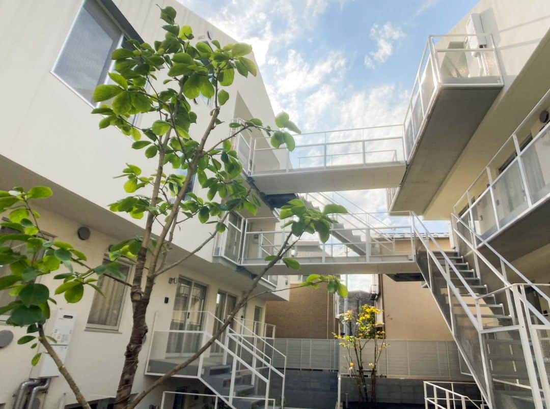 せたがやクラソンのインスタグラム：「『圏外からランクアップ 3』﻿ ﻿ ・東急田園都市線用賀駅 徒歩4分 ・8.8万円・25.20㎡・1R ___________________________________________________________________﻿  都内有数の大きさを誇る「砧（きぬた）公園」の最寄駅、田園都市線用賀駅から歩いて4分のスタイリッシュなお部屋をご紹介。  大きな客船のような造りにしばし圧倒される個性的な外観。1階は半地下になっているので、窓の外を見ると目線が地面とほぼ同じ。玄関ドアがガラス戸になっていて、カーテンなどで工夫すると良さそうです。  お部屋の特徴その1：いい塩梅にスタイリッシュ コンクリート打ちっ放しの壁・天井と、温かみのあるフローリングとのコントラストが素敵。潔い浴槽なしのシャワールームをはじめとした、水まわりがまとまっているのも◎。  お部屋の特徴その2：キッチンスペースが土間になっている 玄関すぐが、キッチンスペースを含む広い土間。海外のように土足でお料理なんてのも悪くないですね。  お部屋の特徴その3：大きな公園のある街の便利な駅近物件 都内でも有数の広さを誇る緑豊かな砧公園の最寄駅である、用賀駅まで歩いて4分。OKストアやスーパーマーケットFUJI、ドラッグストアやCALDI、100均まで暮らしに便利なショップが駅周辺にまとまっていて、すごく便利！  ＊　＊　＊  田園都市線の中でも桜新町と並ぶ落ち着いた印象のこの街。何げに便利な穴場エリアの、スマートなお部屋。今まで圏外だった「街」も「お部屋」も選んでみると新しい発見が待っていると思います。おすすめです。  ▼この物件の詳細、﻿ そのほかのお部屋はプロフィールのリンクから﻿ @setagayakurasson﻿ ___________________________________________________________________﻿ ﻿ 「オンラインでお部屋探し」スタートしました！ ご相談お待ちしております。 ﻿ ﻿https://setagayakurasson.com/online _____________________________________________________________________﻿ ﻿ #せたがやクラソン #せたがやンソン #賃貸 #お部屋探し #オンラインお部屋探し #引っ越し #内見 #部屋 #ワンルーム #ひとり暮らし #ふたり暮らし #好きな街 #暮らしを楽しむ #キッチン #家具 #世田谷 #賃貸インテリア #リノベーション #コンシェルジュ #世田谷のお部屋探し  #田園都市線 #用賀 #デザイナーズ #暮らしを楽しむ #公園 #街の風景  #外観  #グリーン  #土間のある暮らし  #ガラス戸」