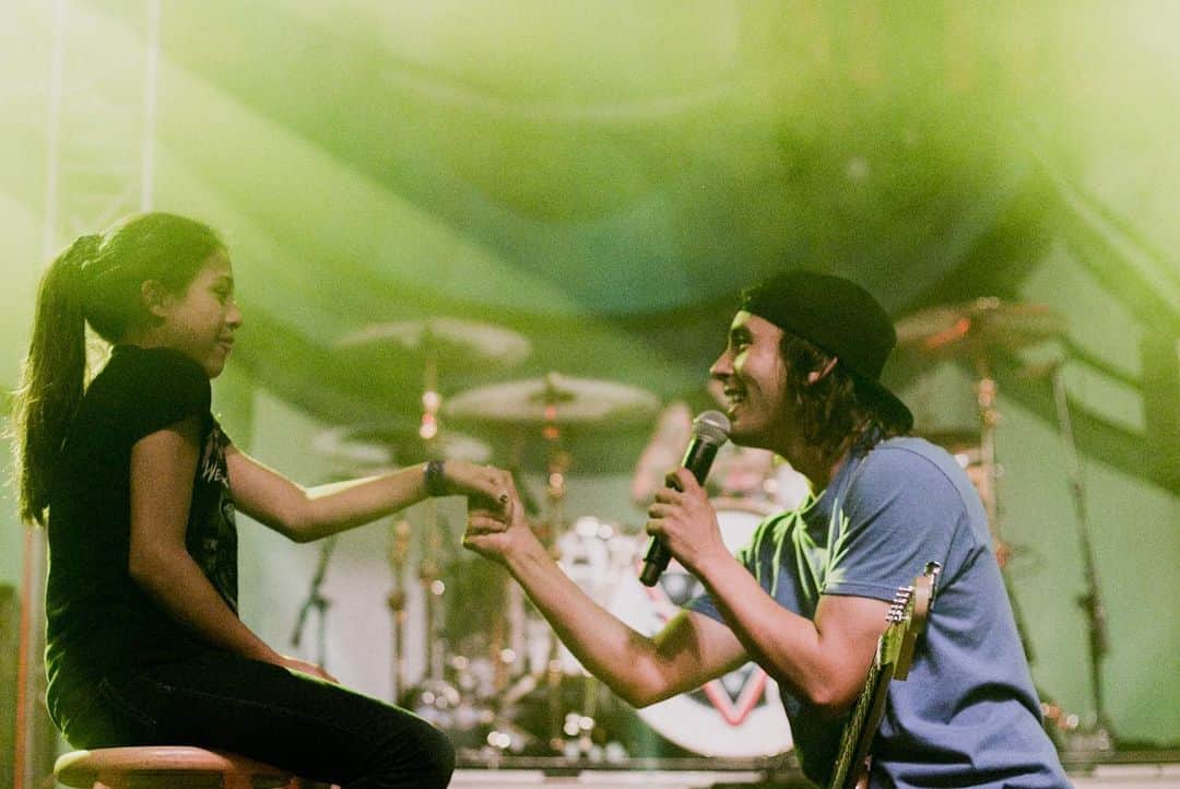 ヴィック・フエンテスのインスタグラム：「Tour memories part 1   Photos by @ashleyosborn」