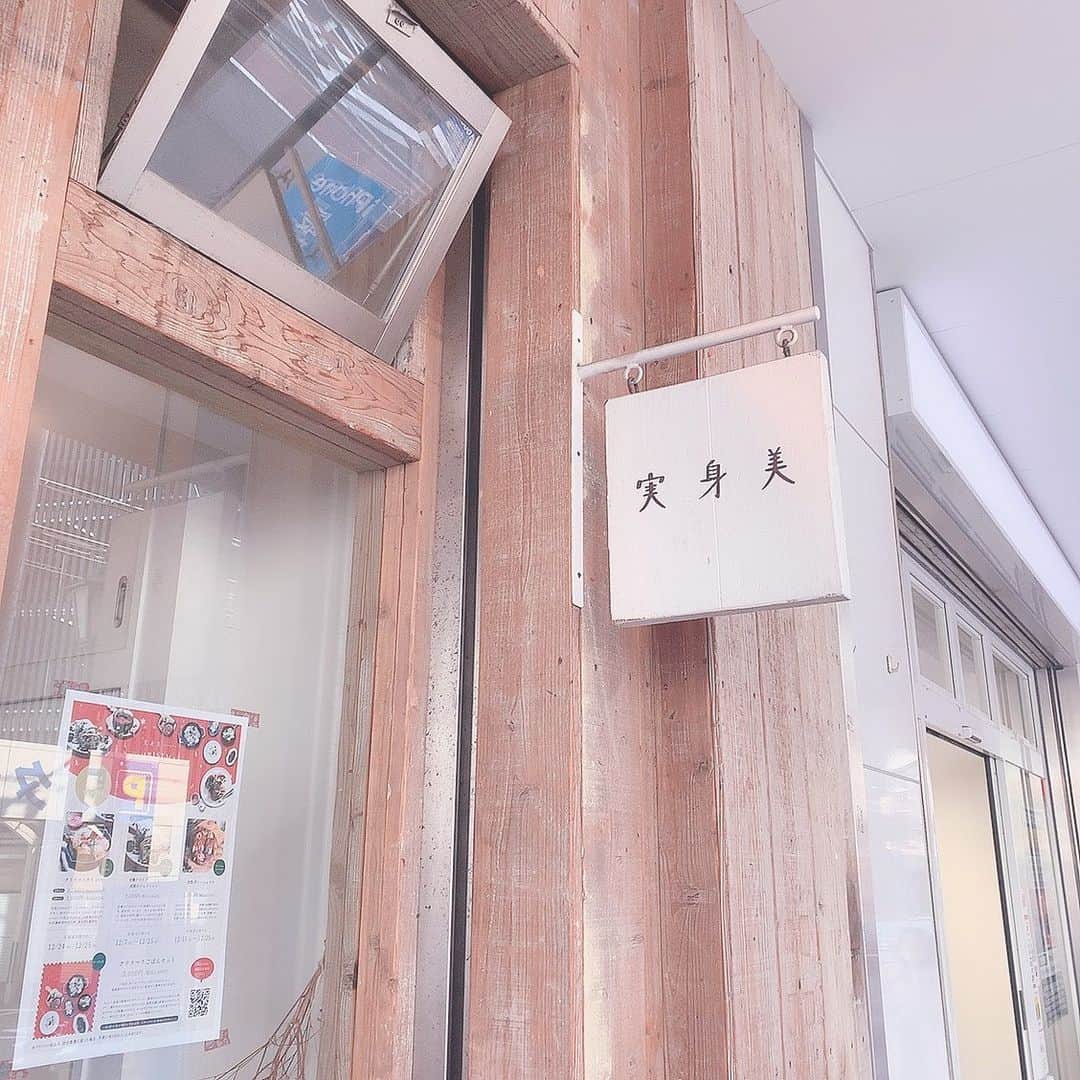 板野優花さんのインスタグラム写真 - (板野優花Instagram)「🍴大阪・京橋 玄米カフェ実身美(さんみ) @sangmi.official さん 京橋駅から徒歩5分ちょっとくらいにあるお店🍽 京阪の高架下にあるよー🙆‍♀️💕 ・ ここのランチがお手ごろで 身体にもいいランチプレートが食べられて 私のお気に入りのお店のひとつ🥰 ・ ご飯は日替わりにしたんだけど この日もどれも美味しくてボリュームもちょうどいいの🤤 最初に白湯を出してくれるのが 嬉しいんだよねー☺️💓 ・ #大阪カフェ #大阪グルメ #京橋カフェ #京橋グルメ #関西カフェ巡り #カフェ巡り好きな人と繋がりたい  #関西グルメ #おいしいもの好きな人と繋がりたい #ランチ巡り #おすすめランチ #食欲の秋 #カフェ女子 #健康志向 #玄米ランチ #玄米カフェ実身美  #タンポポコーヒー #豆乳プリン #ランチプレート #白湯 #オーガニックカフェ」12月9日 15時14分 - yuka_itano