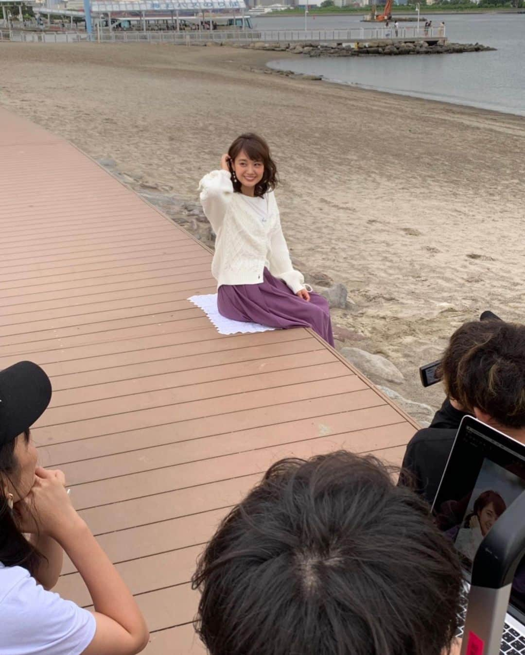 フジテレビアナウンサーさんのインスタグラム写真 - (フジテレビアナウンサーInstagram)「フジテレビ女性アナウンサーカレンダー2020 撮影の裏側🎬をご紹介… 今日は11月編💭  井上アナはお台場の定番スポット、海辺の砂浜での撮影👏 『まだ帰りたくないのに日も暮れ始め、少し寂しそうな表情』で撮る…はずが、 愉快な先輩たちのおかげで、つい笑顔に😂 酒主アナによる恒例のポーズレクチャーも🎬 スタッフと夕陽に見守られ、無事いい写真が撮れました🥺♡  集中して見ていれば、 『まだ帰りたくないなあ…』 という声が聞こえてくるはず…🥺 (※個人の集中次第ですのであしからず。)  恒例カレンダー撮影の裏側リポートは FODアナマガにて配信中です🎥 https://fod-sp.fujitv.co.jp/s/genre/announcer/sera002/a002110042/  ご自宅にいながら、お台場めぐりができる フジテレビ女性アナウンサーカレンダー2020 そして、 フジテレビ女性アナウンサーカレンダー2021～Welcome to Fuji Television～　 をよろしくお願いいたします☺️ ‪‪※‪‪フジテレビ公式通販サイト「フジテレビe！ショップ」、フジテレビショップほか全国書店にて販売されております🙋🏻‍♀️  #井上清華 @seika_inoue  #酒主義久 @yoshihisa_sakanushi  #大村晟 #フジテレビアナウンサー」12月9日 15時25分 - fujitv_announcer