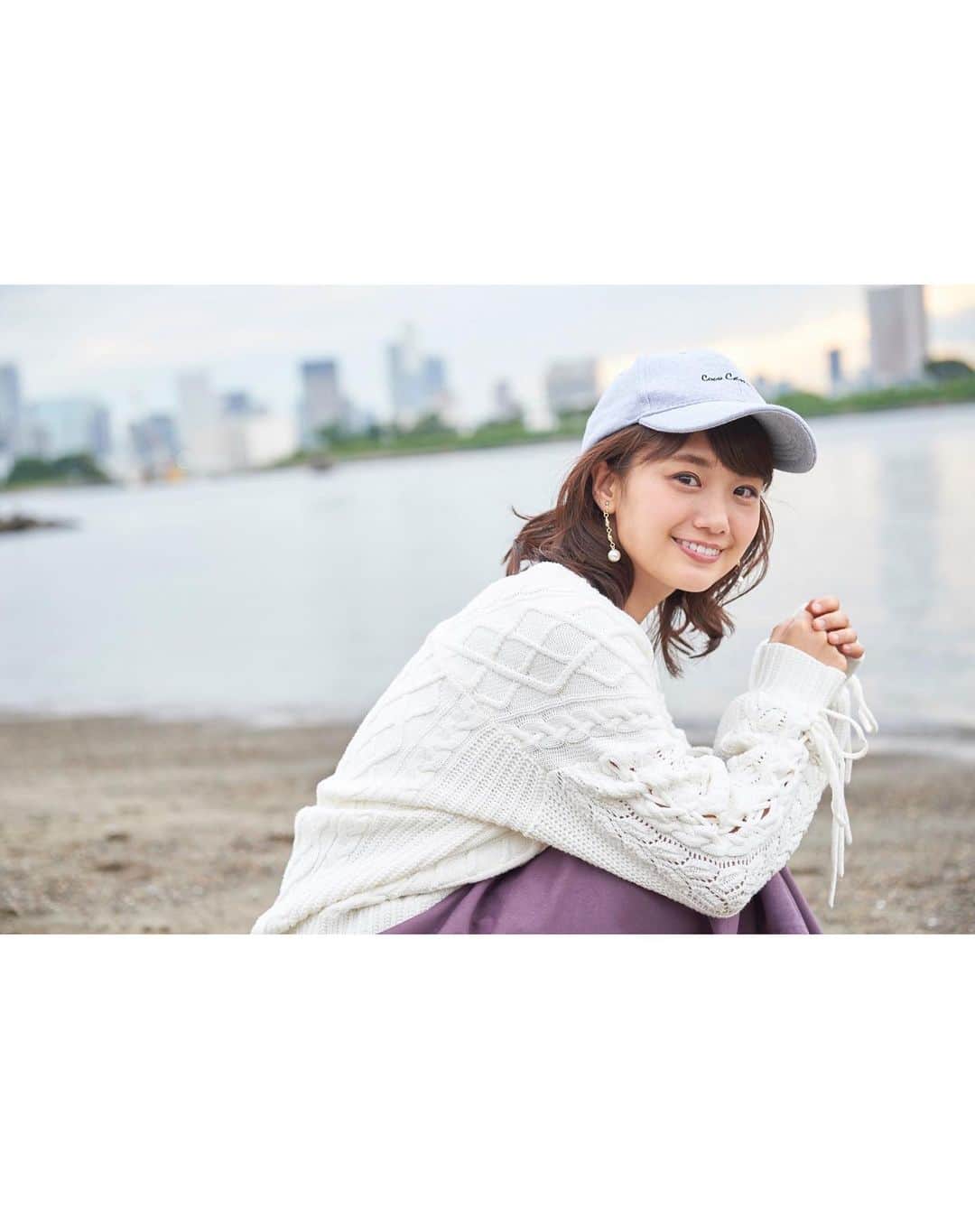 フジテレビアナウンサーのインスタグラム：「フジテレビ女性アナウンサーカレンダー2020 撮影の裏側🎬をご紹介… 今日は11月編💭  井上アナはお台場の定番スポット、海辺の砂浜での撮影👏 『まだ帰りたくないのに日も暮れ始め、少し寂しそうな表情』で撮る…はずが、 愉快な先輩たちのおかげで、つい笑顔に😂 酒主アナによる恒例のポーズレクチャーも🎬 スタッフと夕陽に見守られ、無事いい写真が撮れました🥺♡  集中して見ていれば、 『まだ帰りたくないなあ…』 という声が聞こえてくるはず…🥺 (※個人の集中次第ですのであしからず。)  恒例カレンダー撮影の裏側リポートは FODアナマガにて配信中です🎥 https://fod-sp.fujitv.co.jp/s/genre/announcer/sera002/a002110042/  ご自宅にいながら、お台場めぐりができる フジテレビ女性アナウンサーカレンダー2020 そして、 フジテレビ女性アナウンサーカレンダー2021～Welcome to Fuji Television～　 をよろしくお願いいたします☺️ ‪‪※‪‪フジテレビ公式通販サイト「フジテレビe！ショップ」、フジテレビショップほか全国書店にて販売されております🙋🏻‍♀️  #井上清華 @seika_inoue  #酒主義久 @yoshihisa_sakanushi  #大村晟 #フジテレビアナウンサー」