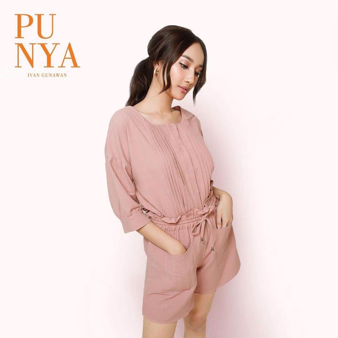 Ivan Gunawanさんのインスタグラム写真 - (Ivan GunawanInstagram)「・・・ . For days you wanna dressed up without looking like you put a lot of effort  — PUNYA SET LINEN EOS DUSTY PINK  Price : Rp.399.000,- (1 set) - Size Small  Top  Length : 62cm Bust : 98cm Arm Hole : 42cm Bottom Length : 39cm Waist : 72cm - Size Medium Top  Length : 65cm Bust : 108cm Arm Hole : 45cm Bottom Length : 45cm Waist : 78cm -- . . How To Order : Our Shopee : Shopee Mall "PU-NYAIVANGUNAWAN Official Shop" or just simply hit us on WhatsApp : +62811-1077-776 . #Ivangunawan #punyaivangunawan #kamuudapunya  #kamuharuspunya」12月9日 15時20分 - ivan_gunawan