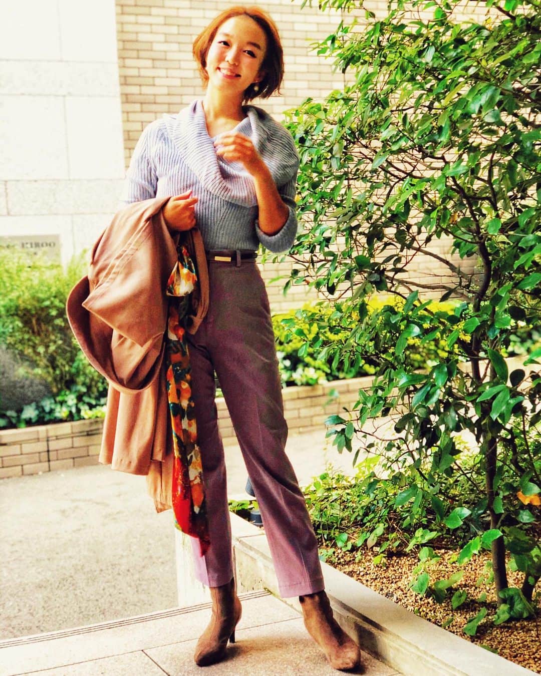 のインスタグラム：「148㌢ママコーデ  tops... @jillbyjillstuart_official  pants... @uniqlo  coat ... @ladymade_official  shoes... @outletshoes_official   ユニクロのスマートパンツ 今季大活躍❤️ 5センチ丈詰めしています🥰  #ママコーデ #男の子ママ  #新米ママ #新米ママと繋がりたい  #おしゃれさんと繋がりたい  #おちびコーデ  #148cmコーデ  #低身長コーデ #低身長の人と繋がりたい  #新米ママ #新米ママと繋がりたい  #産後9ヶ月  #読モ #今日のコーデ #ootd #コーディネート #読者モデル #おちびコーデ  #おちびの輪 #フォロワー募集中　 #子育てファッション　 #プチプラコーデ　 #uniqlo #ユニクロ #ユニクロコーデ #スマートパンツ #ladymade  #jillstuart  #outletshoes  #アウトレットシューズ」