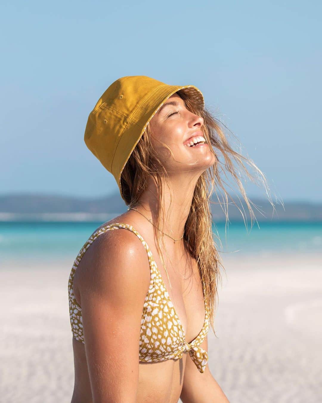 ロキシーさんのインスタグラム写真 - (ロキシーInstagram)「Mellow mood in the Whitsundays rocking the Little Confetti Reversible Bucket Hat. Available exclusively in Australia」12月9日 15時23分 - roxy