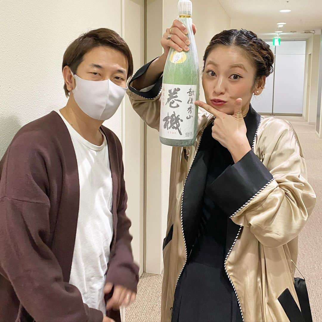 西山茉希さんのインスタグラム写真 - (西山茉希Instagram)「辻たたん。 生放送終わりにこれ抱えて。  #越後秀山 #巻機 #日本酒 #純米吟醸  秒でツッコんだサイズ感😂🤣😂  番組離れても、 西山は離れないことを勝手に決めます🙋‍♀️  #ありがとう #ご縁 #ポカポカ #嬉しいサプライズ  茉希が巻機。 チョイスのセンス。 優しいお方。  頂きます😋🍶😋」12月9日 15時23分 - maki.nshiyama50