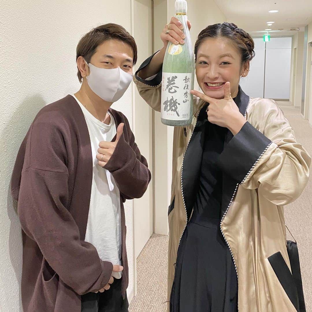 西山茉希さんのインスタグラム写真 - (西山茉希Instagram)「辻たたん。 生放送終わりにこれ抱えて。  #越後秀山 #巻機 #日本酒 #純米吟醸  秒でツッコんだサイズ感😂🤣😂  番組離れても、 西山は離れないことを勝手に決めます🙋‍♀️  #ありがとう #ご縁 #ポカポカ #嬉しいサプライズ  茉希が巻機。 チョイスのセンス。 優しいお方。  頂きます😋🍶😋」12月9日 15時23分 - maki.nshiyama50