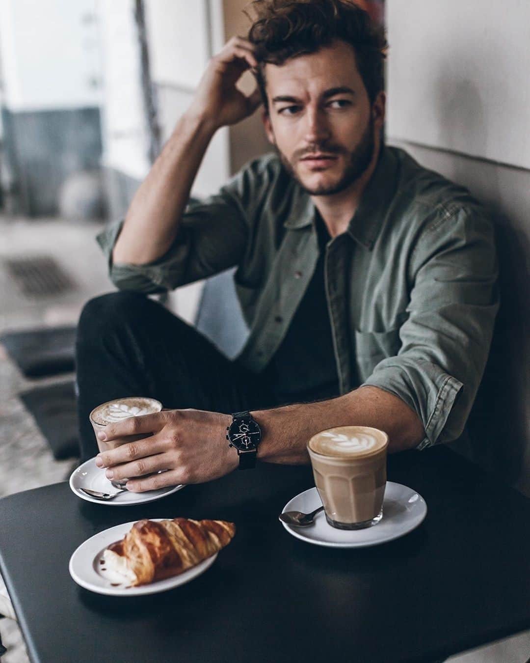 Kapten & Sonさんのインスタグラム写真 - (Kapten & SonInstagram)「Good morning, Kaptens! 🙌 Time to start the day but not without fresh coffee and croissants! 🥐 Little reminder: don't forget our  X-MAS SPECIAL: get a washbag in all black for free to every product!* Perfect gift! 🎁 @klemenswhite #bekapten #kaptenandson⁠ ⁠ ⁠*except accessories, watch straps, gift cards⁠ .⁠ .⁠ .⁠ #kaptenandsonmen #watch #men #mornings #style #fashion #inspiration #mensfashion #breakfast #xmas #special」12月9日 15時30分 - kaptenandson