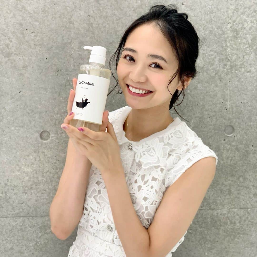 緑川静香のインスタグラム：「赤ちゃんも使えるシャンプーとトリートメント✨﻿ ﻿@cocomum_official ノンシリコンシャンプーいろいろ使ってきたけどいつもキシキシしちゃって…こんなサラサラなノンシリコンシャンプー初めて出会った🥺﻿ そして香りもよい✨✨✨﻿ ﻿ お子様いる皆さんに特にオススメしたい❤️﻿ ﻿ リピ決定🥰﻿ ﻿ #cocomum #シャンプー #トリートメント #ココマム #ノンシリコンシャンプー  #いいの見つかった♪ #うふふふふふ #もうあっという間に12月ですねぇ #2020年は早かったなぁ」