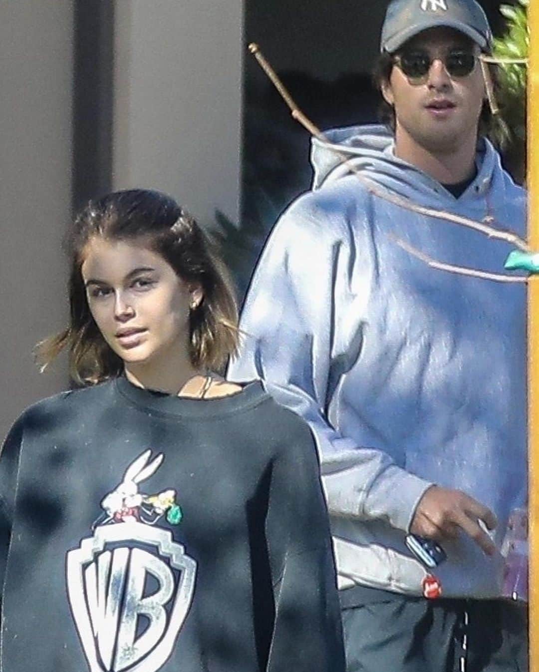 Just Jaredさんのインスタグラム写真 - (Just JaredInstagram)「Cute couple @kaiagerber & @jacobelordi start off their day by taking her dog Milo for a walk.  #KaiaGerber #JacobElordi Photos: Backgrid」12月9日 15時40分 - justjared