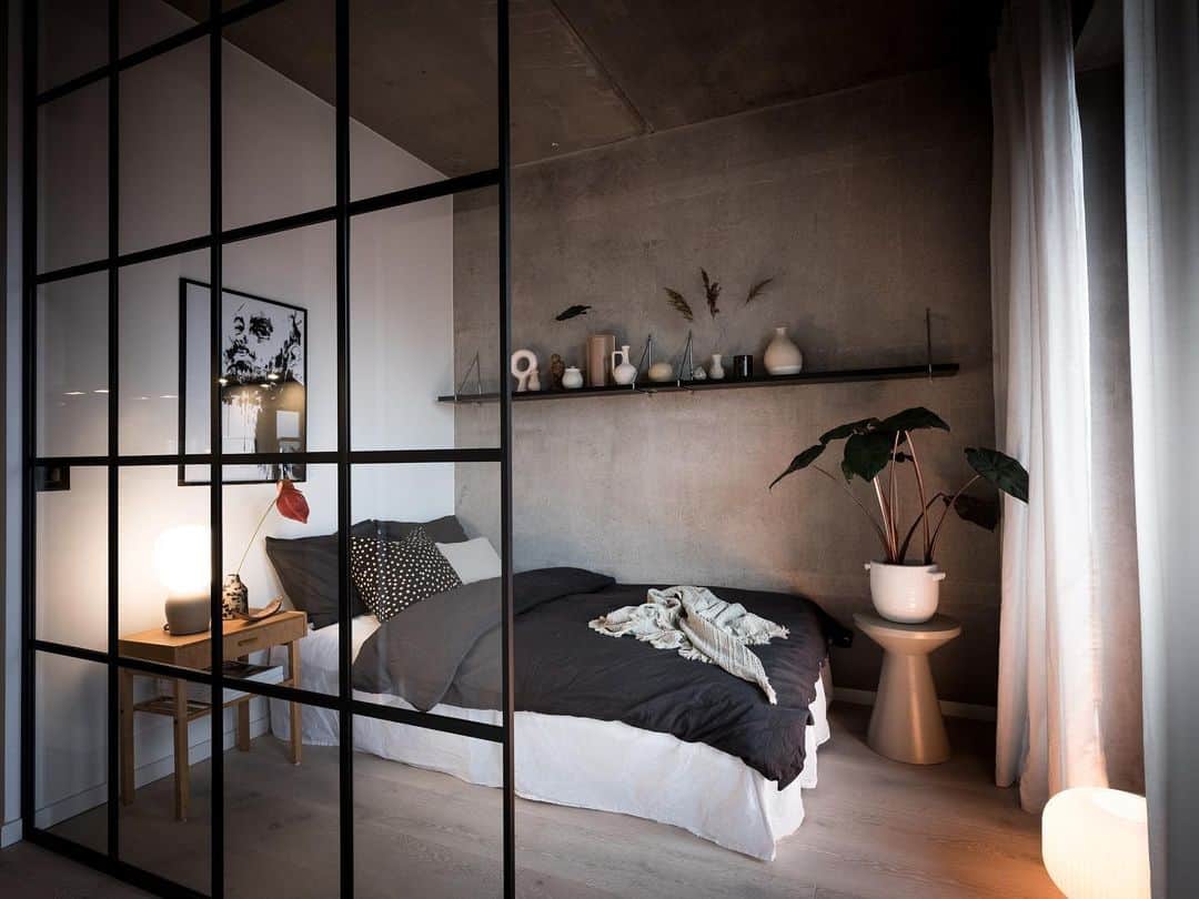 Bjurforsのインスタグラム：「Kommendörsgatan 5. 🖤 Industriell stil när den är som bäst. Styling: @josefssonljung Foto: @fotografalencordic . . . . #bjurfors_goteborg #mäklarejuliaalbinsson #industriellstil #industriellinredning #industrialinterior #industrialstyle  #interior #inredning #inredningsinspiration #interiorinspiration」