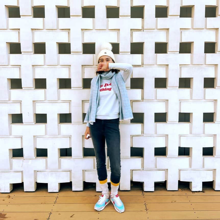 エミ・マイヤーのインスタグラム：「Busy doin nothing 🌈 #motherdenim @motherdenim」