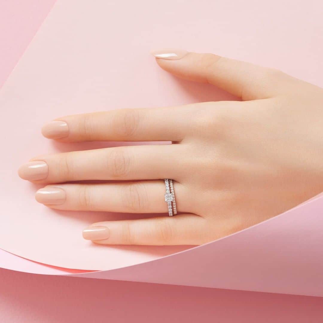 婚約・結婚指輪のI-PRIMO（アイプリモ）公式アカウントさんのインスタグラム写真 - (婚約・結婚指輪のI-PRIMO（アイプリモ）公式アカウントInstagram)「これからは、多様性や個性が貴ばれる時代。その流れにもふさわしく、さまざまなカタチのダイヤモンドを選りすぐったのが「ダイヤモンドシェイプコレクション」。  完全で安定的な形、スクエアの奥底から、きらめきを放つ七色のプリズム——。ファンシーカットのダイヤモンドには、さまざまなカタチがあるけれど、スクエアシェイプの「プリンセスカット」は、洗練された印象と圧倒的な輝きが特徴だ。  そんなプリンセスカットのダイヤをセッティングしたのがエンゲージリング「ステラ」。ファッション性にも優れたデザインは、普段使いがしやすいのもポイント。ピンクゴールドの華奢なエタニティリング「オレオール 19FR」に重ねて、直線のカラーコンビネーションとダイヤモンドのきらめきが織り成す、モダンな手元コーディネートを完成させたい。  婚約指輪：ステラ #アイプリモ_ステラ 結婚指輪：オレオール #アイプリモ_オレオール  プロフィールのリンクからHPをご覧いただけます。 →@iprimo_official  #結婚指輪 #婚約指輪 #マリッジリング #ブライダルジュエリー #エタニティリング #エンゲージリング #marriagering #bridaljewelry #engagementring #結婚指輪選び #婚約指輪選び #結婚指輪探し #婚約指輪探し #iprimo #アイプリモ #プレ花嫁 #結婚式準備 #花嫁 #結婚準備 #marry花嫁 #プロポーズ #ダイヤモンド #花嫁準備 #ハートシェイプ #プリンセスカット」12月9日 16時00分 - iprimo_official