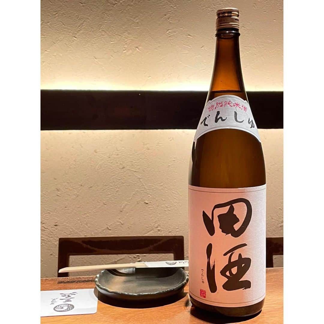 LDH kitchenさんのインスタグラム写真 - (LDH kitchenInstagram)「. 田酒　特別純米  昔から大人気な青森の日本酒です☺︎🍶  原料米に青森県産酒造好適米🌸華吹雪❄️を使用🌾 派手さはないのですが、旨味とコクを感じさせる 飲み飽きしないすっきりとした味わいは、 旨味の多い料理との相性が抜群です🥢👌🏻✨  お燗も美味しいのでぜひ試してみて下さいね🥰 ------------------------------------- 居酒屋 三盃 📞03-6451-2330 目黒区上目黒3-6-5 中目ビル1階 ■営業時間 月〜金　17:30-22:00 日・祝　17:30-22:00 ------------------------------------- #LDHkitchen #中目黒 #三盃 #中目黒高架下 #居酒屋 #中目黒居酒屋 #日本酒 #lemonsoursquad #コロナ対策実施店 #レモンサワー #焼鳥 #青森県 #田酒 #特別純米 #ビール #おつまみ#日本酒好き #日本酒女子 #酒の肴 #中目黒グルメ」12月9日 15時58分 - ldhkitchen_official