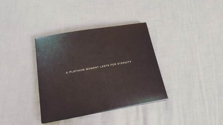 akikoのインスタグラム：「ラ・プレリーのイベントの招待状が素敵過ぎる✨ こんな美しい招待状は初めて。  先日ご紹介したマックス・リヒターの、ラ・プレリーのための楽曲のレコード(しかもちゃんとグラモフォン！)も嬉しすぎます😭  いつもラグジュアリーなサプライズを、どうもありがとうございます。  #theplatinummoment #laprairie #ラプレリー」