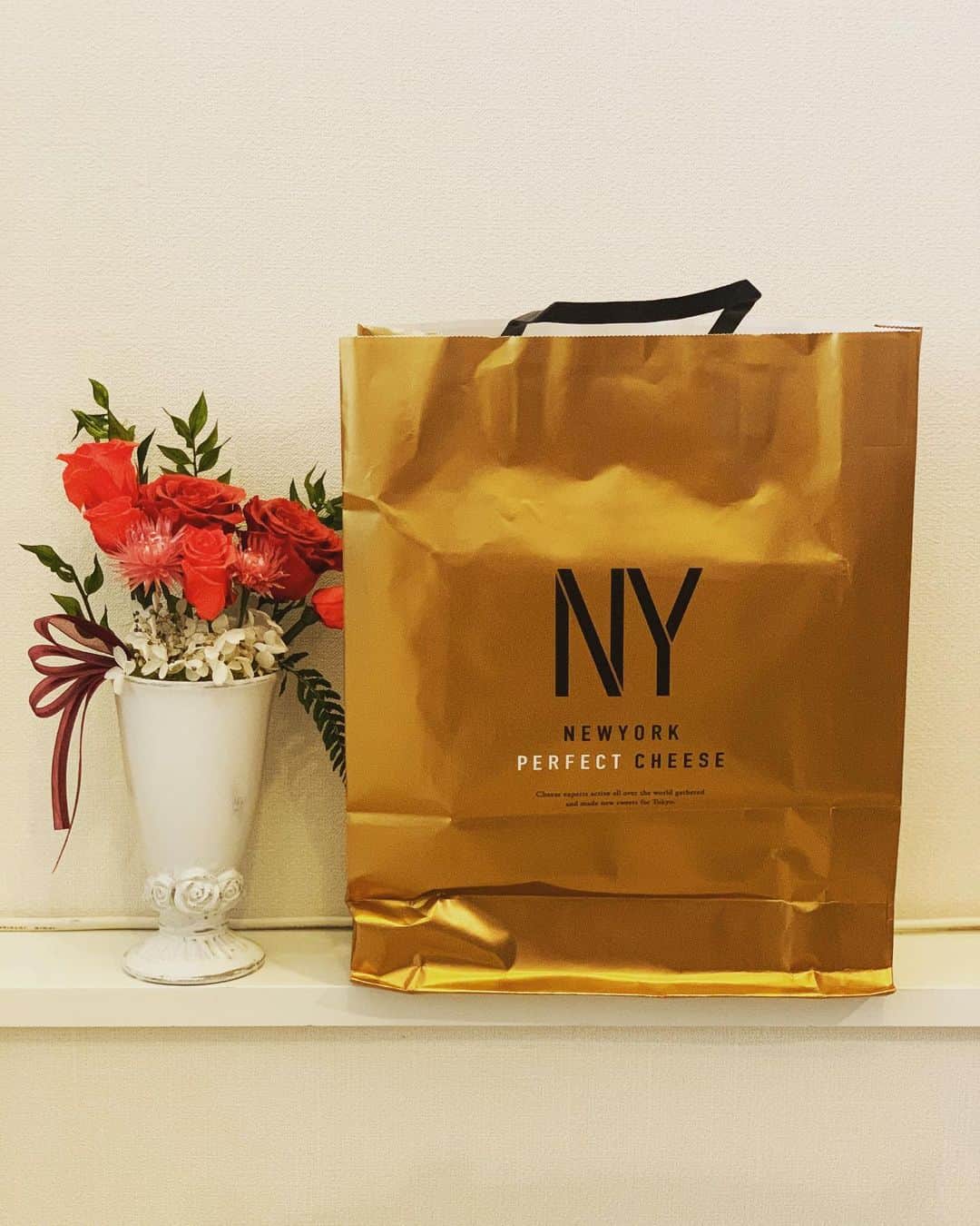 書道家紅舟のインスタグラム：「差し入れを頂きました🎁 . イベント主催した側なのに、 いただいてしまいました😣✨ ありがとうございます😊 . ※体験教室も12/15〔火〕は すでに満員となっております🙇‍♂️！ . 1月の日程を追加しましたので、体験教室ご興味ある方は、ネット検索〔紅舟　ストアカ〕にて検索頂きご予約ください！ . #nyperfectcheese  #おいしい  #チーズ  #差し入れ  #書道家  #書道家紅舟  #書き初め  #イベント  #ありがとう  #楽しい  #書道教室  #体験教室 #美文字 #綺麗  #アート  2020.12.09（水）/16:00」