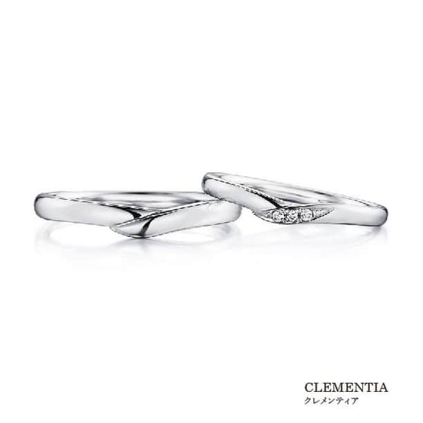 婚約・結婚指輪のI-PRIMO（アイプリモ）公式アカウントさんのインスタグラム写真 - (婚約・結婚指輪のI-PRIMO（アイプリモ）公式アカウントInstagram)「縦横の比率やくぼみのなめらかさなど、ほんの少しの違いが印象を変えるハートシェイプ。この冬、デビューした「ダイヤモンドシェイプコレクション」のために、アイプリモが独自の鑑識眼で選んだのは、大人に似合う甘すぎないハートシェイプだ。  エンゲージリング「トゥインクル」は、両サイドに２石ずつ、メレダイヤモンドをあしらったデザイン。肌に馴染むピンクゴールド素材が、大人華やかな手元を演出してくれる。マリッジリング「クレメンティア」は、相手を抱擁するように巻き込んだラインが特徴。ハートシェイプのダイヤモンドに寄り添うような、U字アームの柔らかなカーブは、手指をすらりと見せてくれる効果も期待できる。  婚約指輪：トゥインクル #アイプリモ_トゥインクル 結婚指輪：クレメンティア #アイプリモ_クレメンティア   プロフィールのリンクからHPをご覧いただけます。 →@iprimo_official  #結婚指輪 #婚約指輪 #マリッジリング #ブライダルジュエリー #エタニティリング #エンゲージリング #marriagering #bridaljewelry #engagementring #結婚指輪選び #婚約指輪選び #結婚指輪探し #婚約指輪探し #iprimo #アイプリモ #プレ花嫁 #結婚式準備 #花嫁 #結婚準備 #marry花嫁 #プロポーズ #ダイヤモンド #花嫁準備 #ハートシェイプ #プリンセスカット」12月9日 16時02分 - iprimo_official