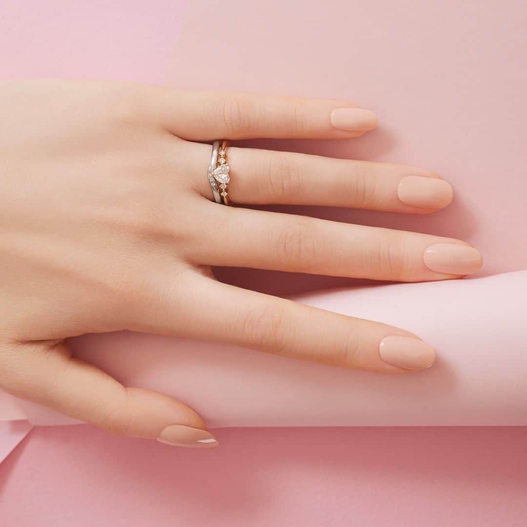 婚約・結婚指輪のI-PRIMO（アイプリモ）公式アカウントさんのインスタグラム写真 - (婚約・結婚指輪のI-PRIMO（アイプリモ）公式アカウントInstagram)「縦横の比率やくぼみのなめらかさなど、ほんの少しの違いが印象を変えるハートシェイプ。この冬、デビューした「ダイヤモンドシェイプコレクション」のために、アイプリモが独自の鑑識眼で選んだのは、大人に似合う甘すぎないハートシェイプだ。  エンゲージリング「トゥインクル」は、両サイドに２石ずつ、メレダイヤモンドをあしらったデザイン。肌に馴染むピンクゴールド素材が、大人華やかな手元を演出してくれる。マリッジリング「クレメンティア」は、相手を抱擁するように巻き込んだラインが特徴。ハートシェイプのダイヤモンドに寄り添うような、U字アームの柔らかなカーブは、手指をすらりと見せてくれる効果も期待できる。  婚約指輪：トゥインクル #アイプリモ_トゥインクル 結婚指輪：クレメンティア #アイプリモ_クレメンティア   プロフィールのリンクからHPをご覧いただけます。 →@iprimo_official  #結婚指輪 #婚約指輪 #マリッジリング #ブライダルジュエリー #エタニティリング #エンゲージリング #marriagering #bridaljewelry #engagementring #結婚指輪選び #婚約指輪選び #結婚指輪探し #婚約指輪探し #iprimo #アイプリモ #プレ花嫁 #結婚式準備 #花嫁 #結婚準備 #marry花嫁 #プロポーズ #ダイヤモンド #花嫁準備 #ハートシェイプ #プリンセスカット」12月9日 16時02分 - iprimo_official