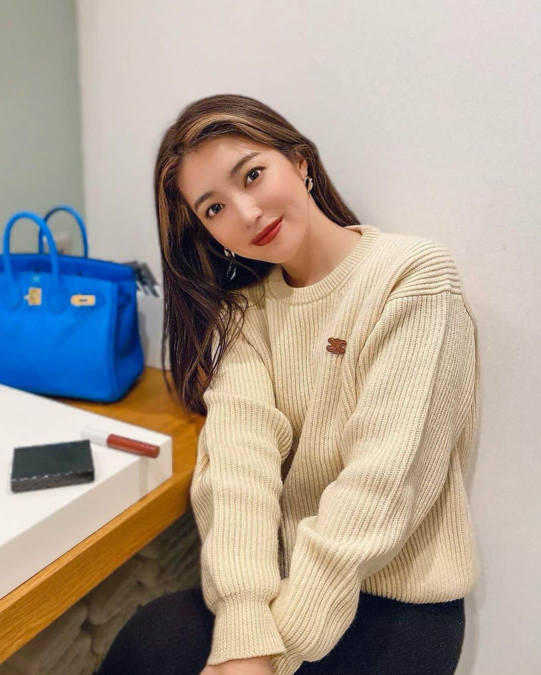 のインスタグラム：「今日のリップ💋 私がプロデュースをしている @centence_official のSophia 肌馴染みの良い茶系の色で、この季節にぴったり🤍  そして、リップのXmasフェアを明日10日の19時〜開催する事になりました🎄 とてもお得なフェアなので、是非この機会にチェックしてみて下さい✔︎ 1本980円（1,078円税込） 2本1200円（1,320円税込）※好きな組み合わせセット 3本1500円（1,650円税込） カラバリは3枚目の写真に載せておきます✨  今朝は早朝ロケで寒かったので、UNIQLOの+Jのダウンが大活躍でした！ 昨日買ったんだけど、 もう小さいサイズがなかったのでXLなんだ✨ 意外と着てみたらそんなに大きい感じもしないし可愛かったので🤍 この冬大活躍な予定です☺️  #centence #love #instagood」