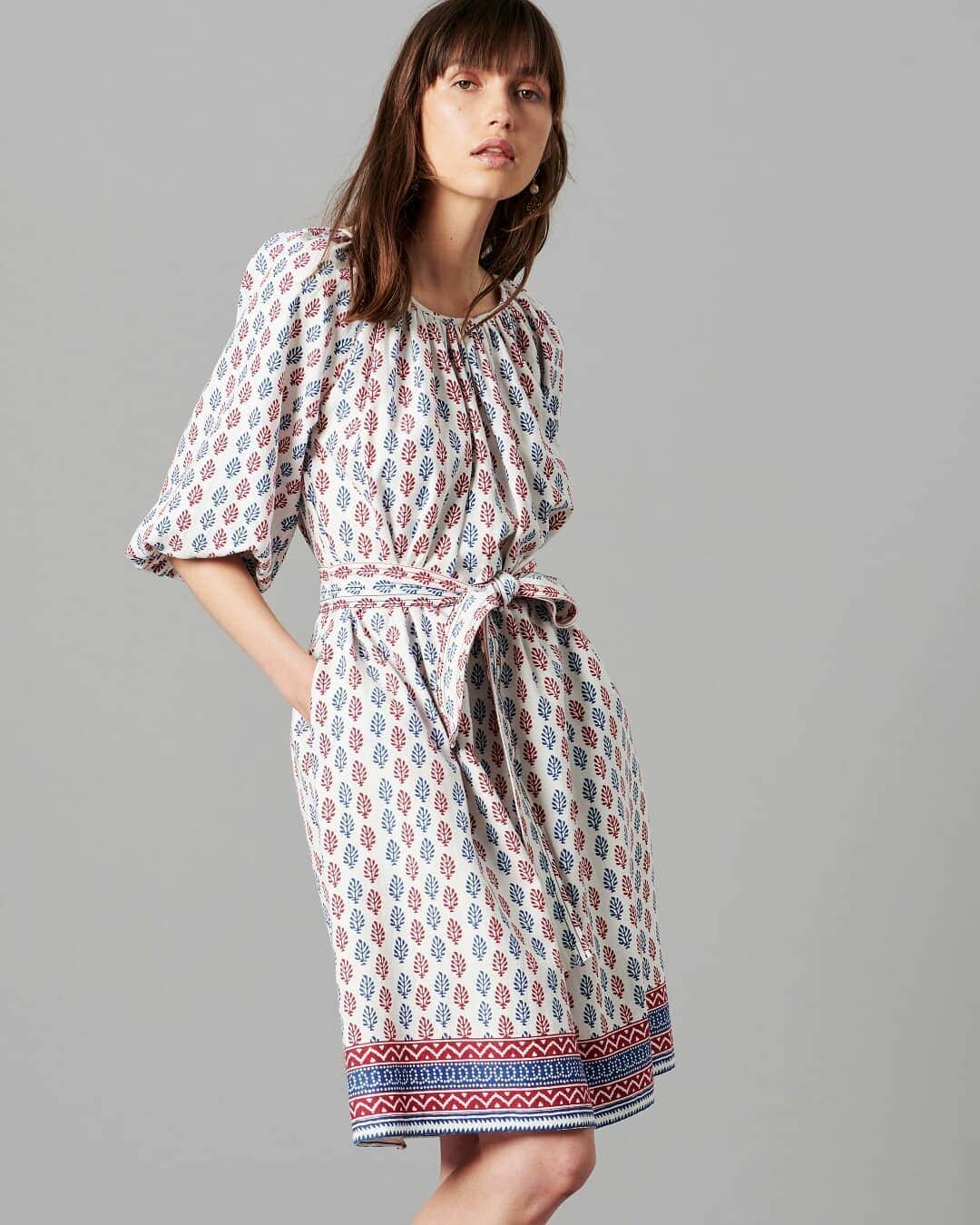 ミーガンパークのインスタグラム：「Easy and verstile, the new Saisha Day Dress is the perfect summer dress. Wear relaxed and loose for weekends by the beach or cinch the waist and pair with jewels for a relaxed evening or lunch out x」