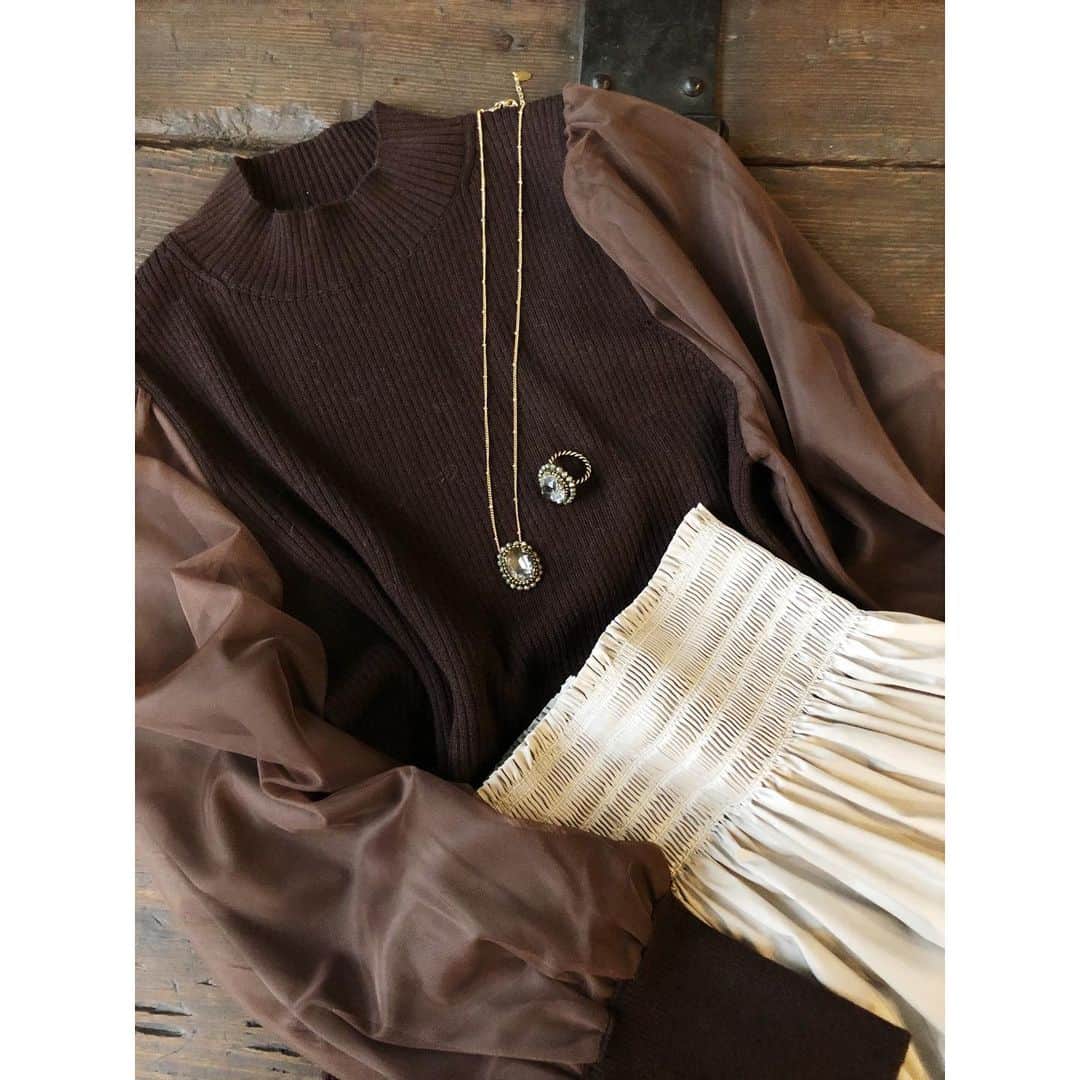 TIARAさんのインスタグラム写真 - (TIARAInstagram)「<new color> 再入荷したチュールスリーブニットは新色のブラウンが追加。 ヴィンテージな雰囲気に。 ブラウンのチュールプリーツスカートと合わせるのもおすすめ。  knit ¥18000+tax  #tiaramelrose #restock #tulle」12月9日 16時22分 - tiara_melrose