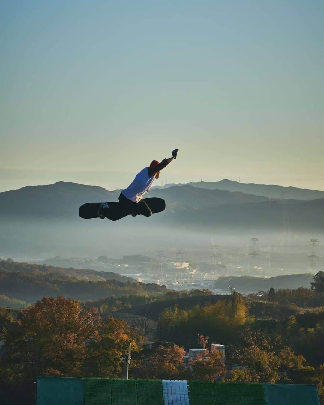 のインスタグラム：「sunrise session. 右足力入らなくてもこれ位なんともないんだよ。 ってのを滑りでみせてやる。 📷→ @tonko345  #大阪kings  #snowboarding  #tweak #werideforever」