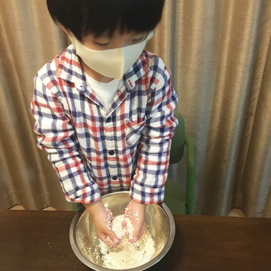 蒲生麻由さんのインスタグラム写真 - (蒲生麻由Instagram)「友人 @aya_murayama_ がおすすめする「玉ねぎ麹」を私も作ってみました❣️  息子にお手伝いしてもらい、 ピチピチの常在菌を入れ込み、 出来上がった玉ねぎ麹。  早速、鶏肉とブロッコリー炒めとアクアパッツァを作ってみました❣️もちろん味付けは玉ねぎ麹のみ😋 既に塩麹や醤油麹ヘビーユーザーの私ですが、玉ねぎ麹 めちゃくちゃ美味しいー❣️ 予想通り...いや、予想以上に料理が美味しくなる&時短料理にはもってこいの最高の調味料だわ😚  #玉ねぎ麹  #麹調味料 #麹lover  #mamalife」12月9日 16時23分 - mayugamo_lamana