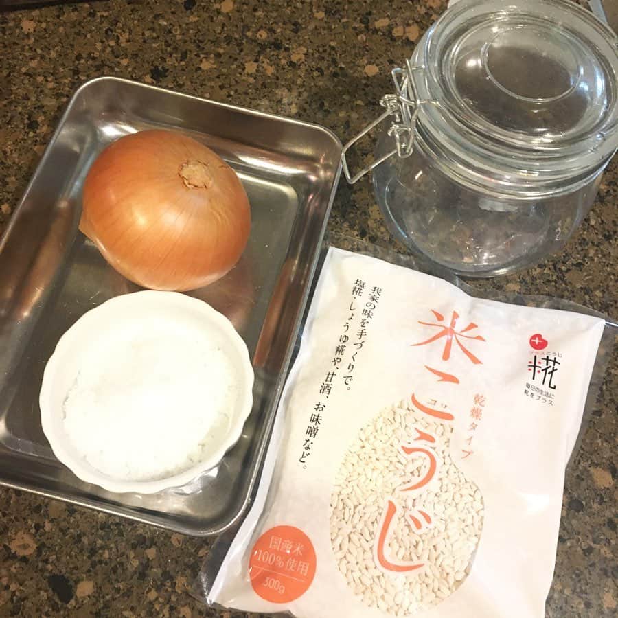蒲生麻由のインスタグラム：「友人 @aya_murayama_ がおすすめする「玉ねぎ麹」を私も作ってみました❣️  息子にお手伝いしてもらい、 ピチピチの常在菌を入れ込み、 出来上がった玉ねぎ麹。  早速、鶏肉とブロッコリー炒めとアクアパッツァを作ってみました❣️もちろん味付けは玉ねぎ麹のみ😋 既に塩麹や醤油麹ヘビーユーザーの私ですが、玉ねぎ麹 めちゃくちゃ美味しいー❣️ 予想通り...いや、予想以上に料理が美味しくなる&時短料理にはもってこいの最高の調味料だわ😚  #玉ねぎ麹  #麹調味料 #麹lover  #mamalife」