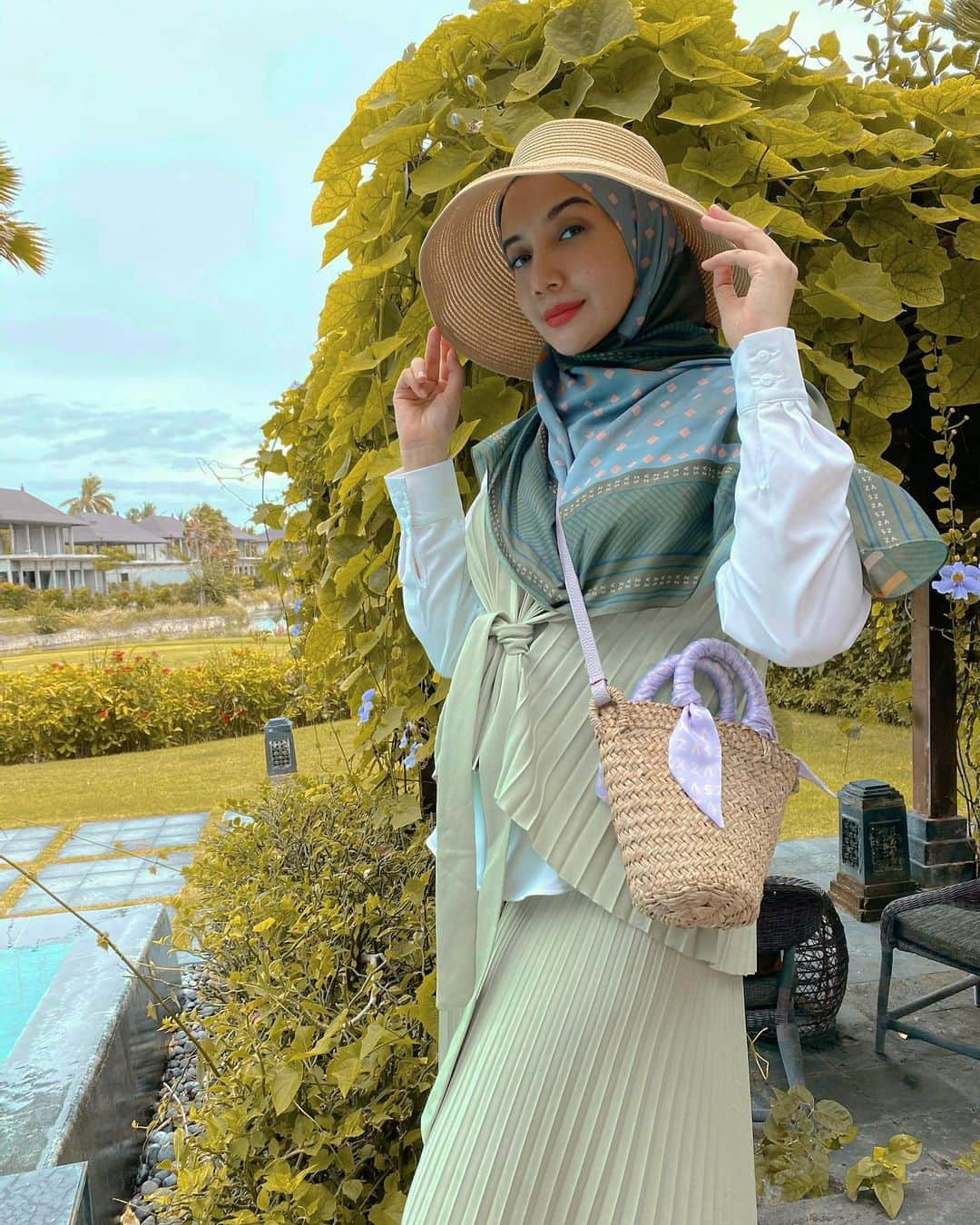 Zaskia Sungkarさんのインスタグラム写真 - (Zaskia SungkarInstagram)「Ada ide makan malem apa 🐛?   ** Bag and scarves #VZXZS  @zaskiasungkarjakarta @vivizubedi」12月9日 16時35分 - zaskiasungkar15