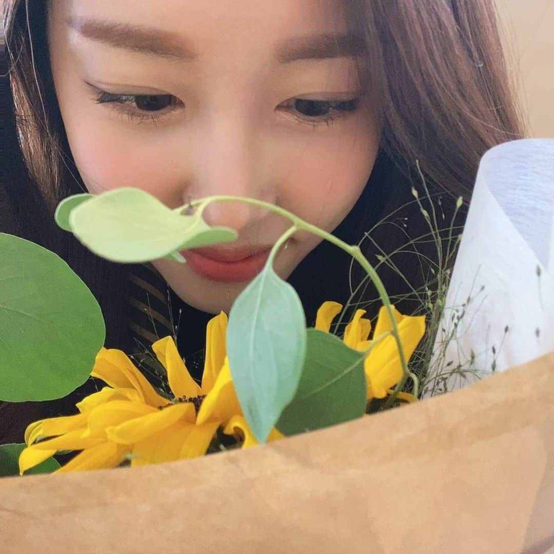 COCO さんのインスタグラム写真 - (COCO Instagram)「🌻 i guess i'm only allergic to some flowers ◡̈ 이상하게 장미랑 해바라기 꽃은 알러지가 없단 말이지」12月9日 16時29分 - rilaccoco