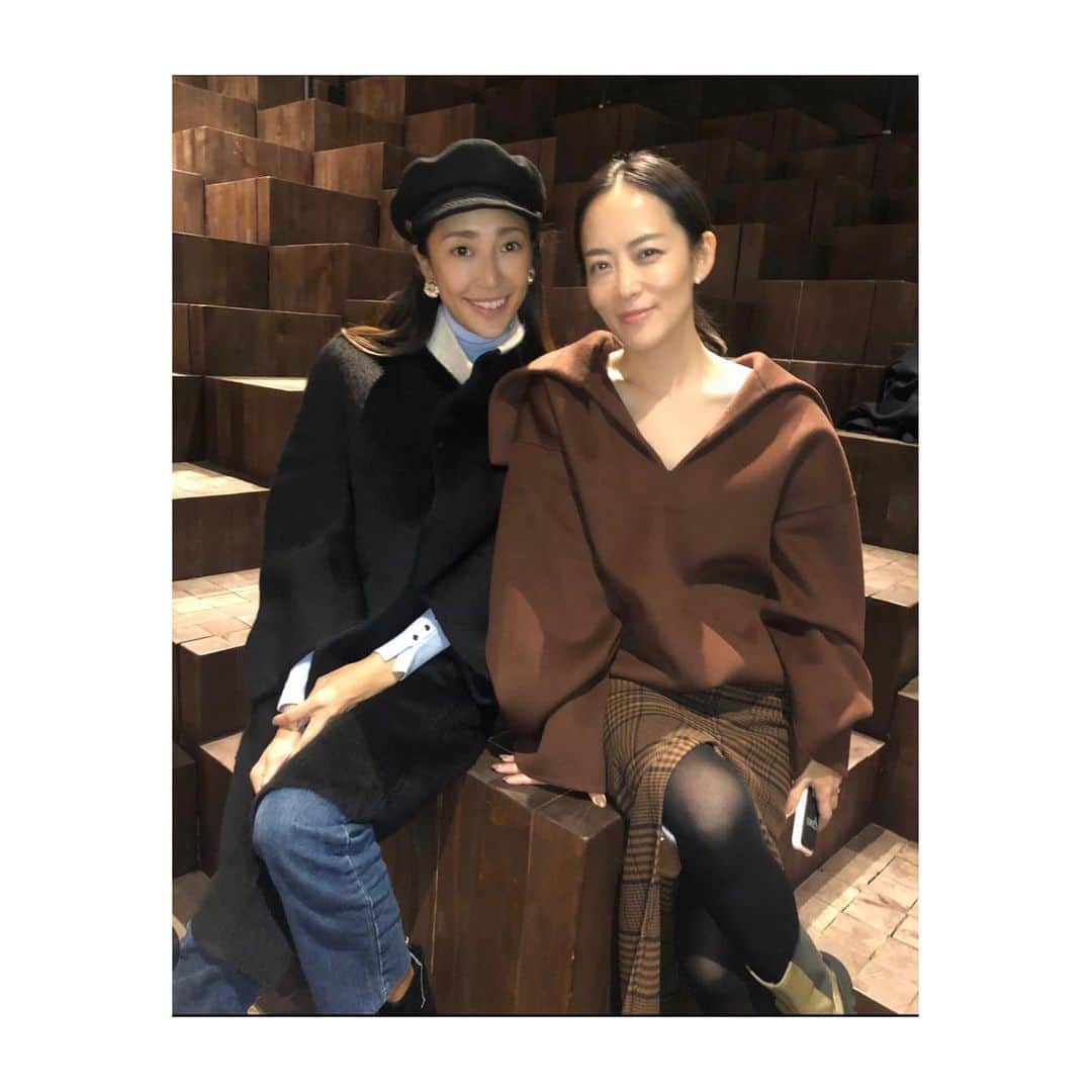 HiRAO INCのインスタグラム：「. わりとスローライフになったかも？ という@yureeka の手がける 日本茶のブランド　 SAYURI @sayuriteas は、私がPRしている　 東京 EDITION 虎ノ門　@toranomonedition でも 各お部屋にはいっているプレミアムグリーンティー  アートから、お茶まで幅広く手がけるユリーカは、 ほんと、風のようだね  この日私が着ているのは @nanushka  環境問題に配慮したモノつくりが人気のブダペストのブランド#nanushka のビーガンレザーは世界一のクオリティーだと思う✨✨」