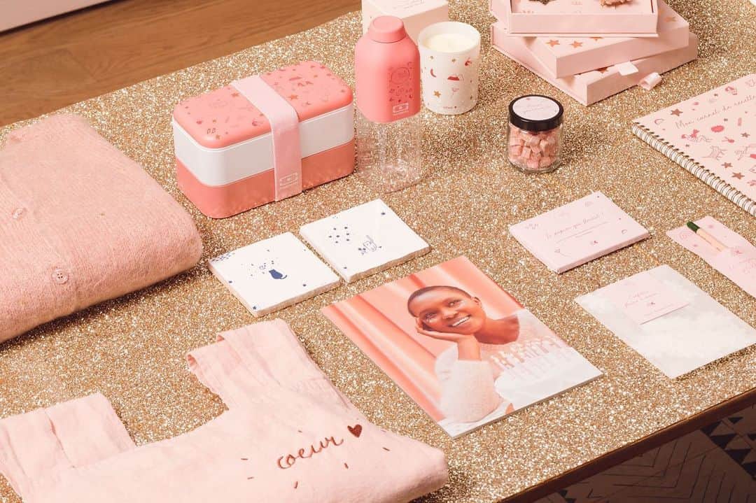 デプチオーのインスタグラム：「JOLIES CRÉATIONS ⁠⠀ Dans notre jolie boutique ROSE, on retrouve un tablier brodé « cœur » @lingeparticulier, des bonbons avec un petit chat Papabubble, une lunch box & une gourde en plastique d’origine végétale biodégradable en partenariat avec @monbento⁠⠀ ⁠⠀ 🎁 LE FÉERIQUE CALENDRIER DE L'AVENT ! 🎄⁠⠀ À GAGNER ce 9 décembre,⁠⠀ BRAVO à Josette L. 🎁🎄🎈🥳 notre combi Vionou & un lot papeterie @seasonpapercollection ! ⁠⠀ Rdv en story pour participer 🎅🏻✨⁠⠀ ⁠⠀ #despetitshauts #despetitshautsaddict #despetitsmoments #oiseauxdenuit #lavieenplusjoliedepuis20ans #lavieenplusjolie」
