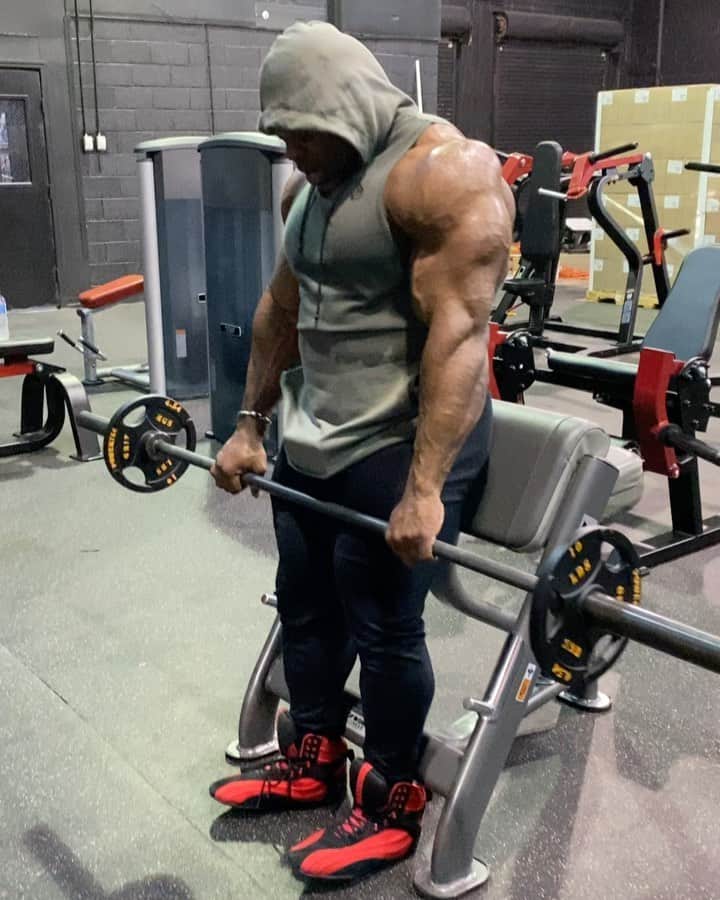 カイ・グリーンのインスタグラム：「👆🏾NAME THIS EXERCISE Looking to attack your delts and pack on more muscle than ever? Start off with 4-5 sets of rear delts, then side lateral raises, then get right into these!! Try this variation with a barbell, start off with a weight that’s comfortable, use control, and don’t rock!! Trust me when I say this will be a different kind of pump!! #LetsWORK!!!」