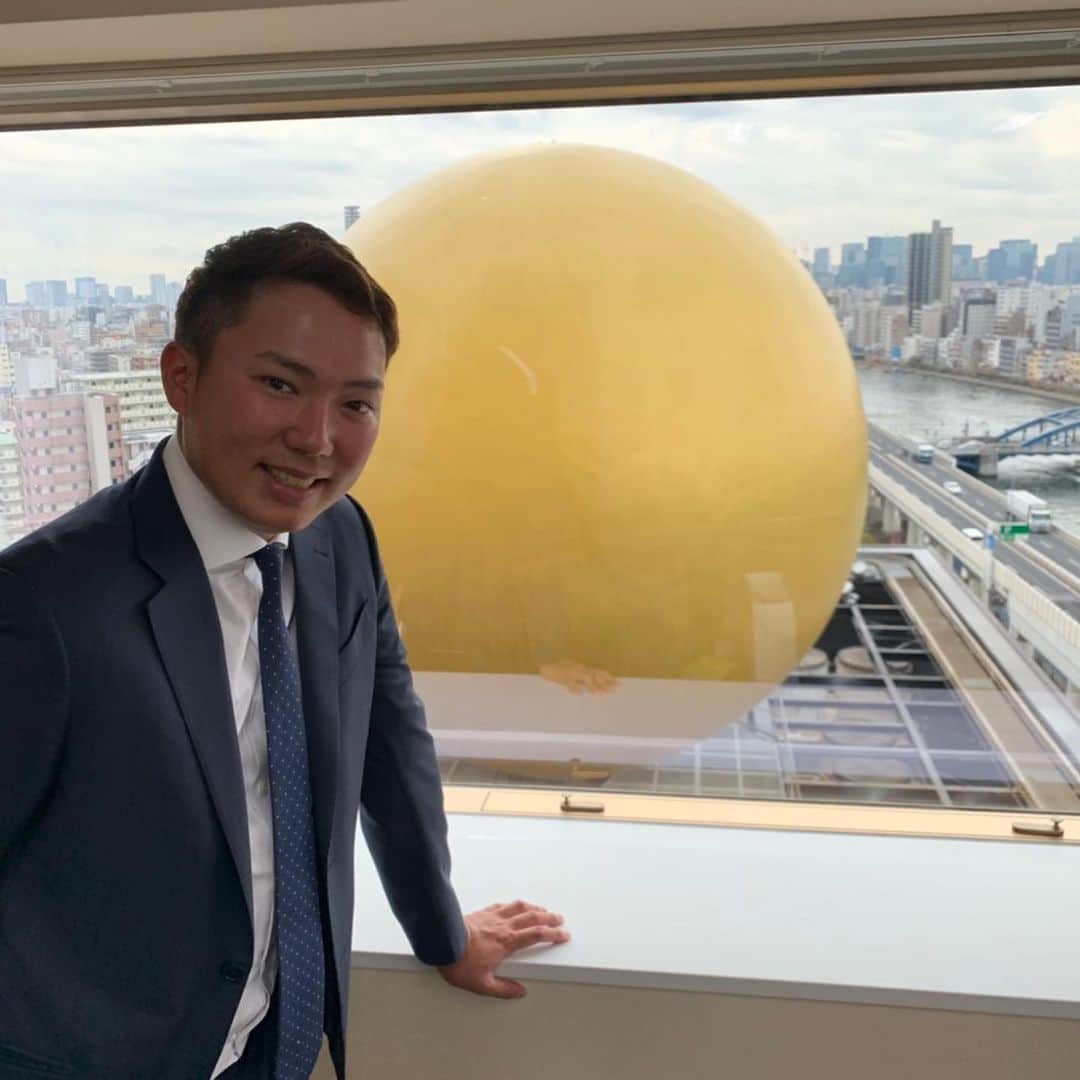 出水田大二郎のインスタグラム：「年末のご挨拶に。 #アサヒ飲料#スポンサー#ゴルフ#出水田大二郎#金色のオブジェ#浅草名物#金の炎#フラムドール #感謝」