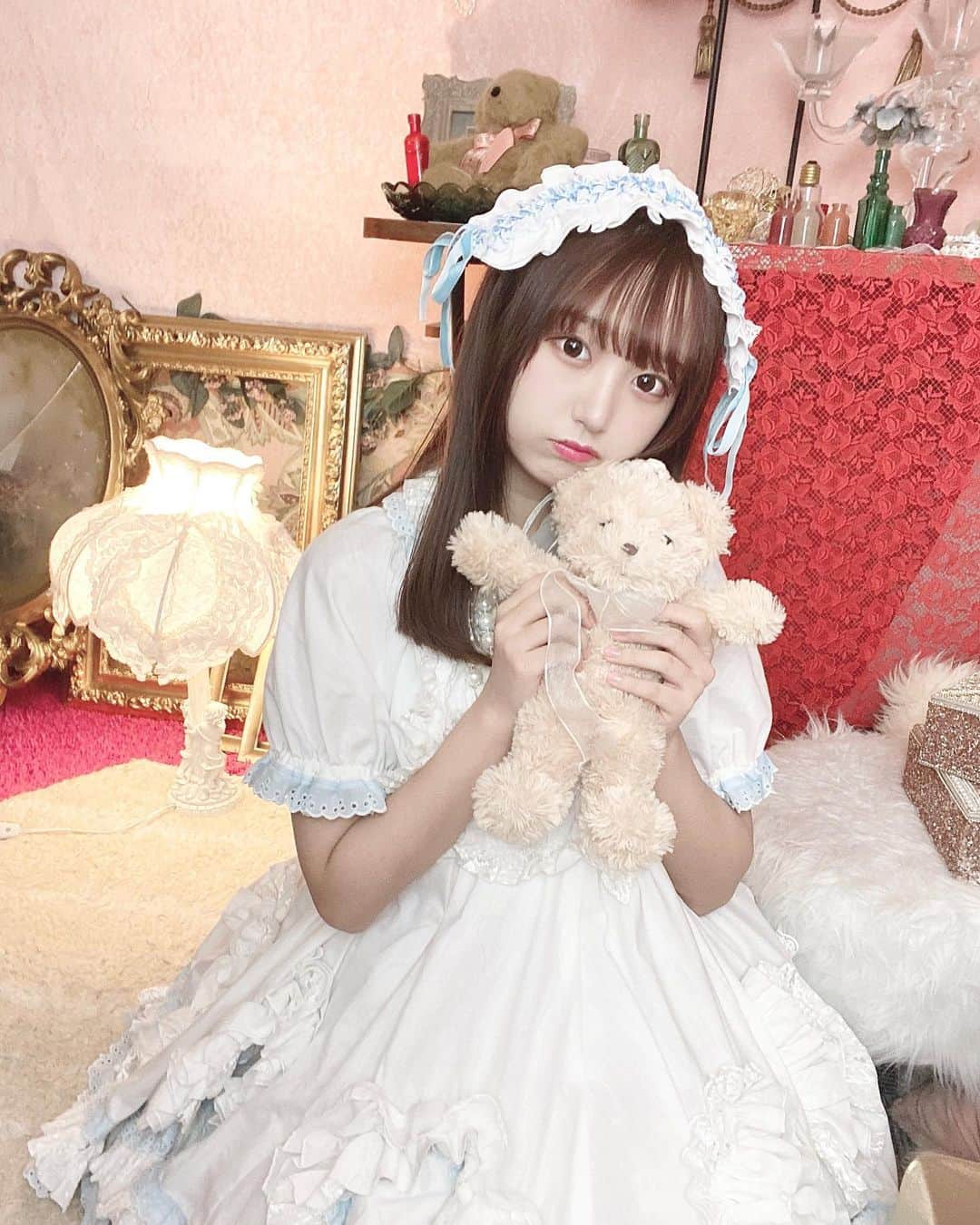 町田穂花のインスタグラム：「. . すき？？♡ .  #ロリータファッション #ロリータ #ロリータ服 #くま #くまさん #くまのぬいぐるみ #ヘッドドレス #ドレスワンピース #他撮り #自撮り女子」