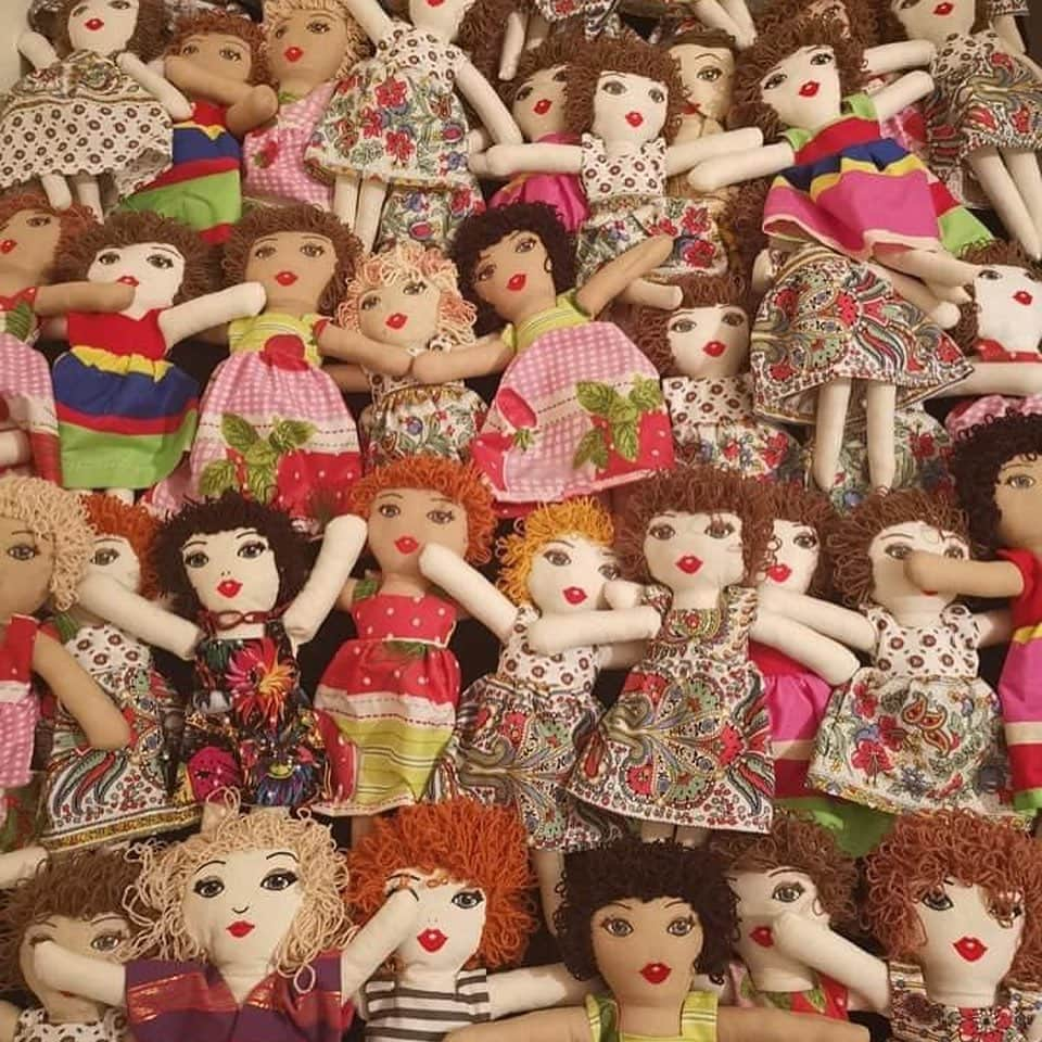 E! Onlineさんのインスタグラム写真 - (E! OnlineInstagram)「There are more than 100 reasons why we love grandma Yolande: "Every morning, she gets up early and gets to work. Each doll will bear the name of the girl who will receive her." ❤️ #EmpowHER (📷: @thegallowboob)」12月9日 22時01分 - enews