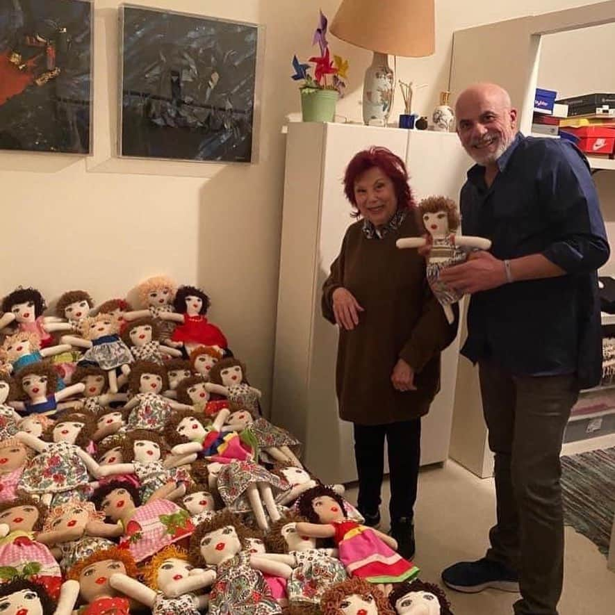 E! Onlineさんのインスタグラム写真 - (E! OnlineInstagram)「There are more than 100 reasons why we love grandma Yolande: "Every morning, she gets up early and gets to work. Each doll will bear the name of the girl who will receive her." ❤️ #EmpowHER (📷: @thegallowboob)」12月9日 22時01分 - enews