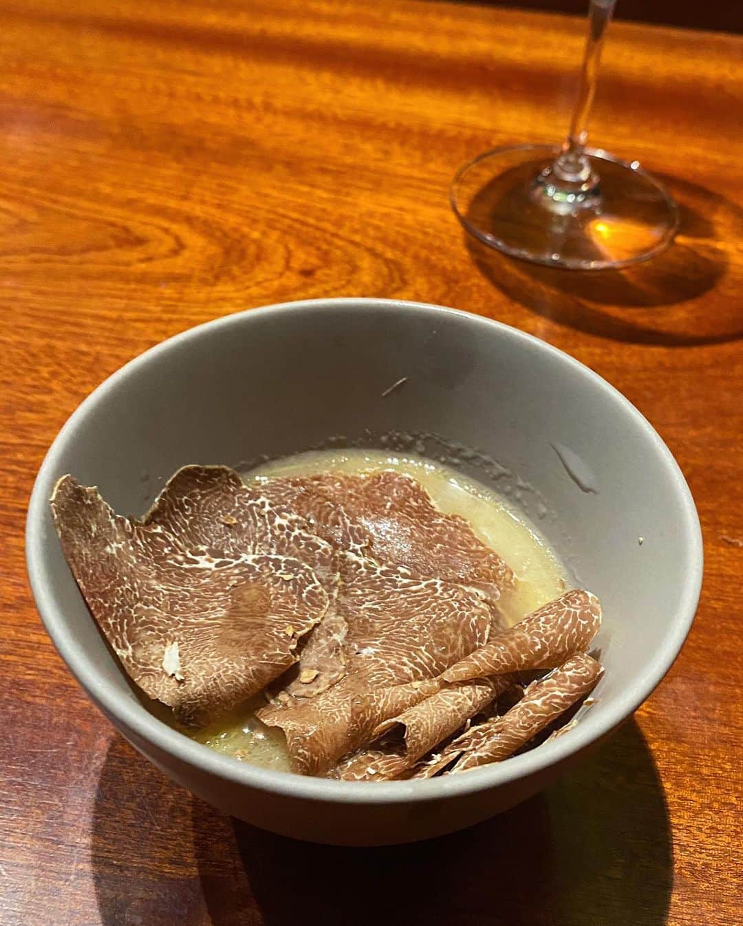 karen okajimaさんのインスタグラム写真 - (karen okajimaInstagram)「ㅤㅤㅤ  先日のcomptoir Feuさん❤️ いつもめちゃくちゃ美味しくてやばいんやけど それを超えてきて今までで1番美味しくてやばかった🤤！ ほんまに美味しくていつも悶絶する🥺  ㅤㅤㅤ 1枚目の世界最高峰キャビアの オシェトラゴールドがやばかった😩❤️  シャラン鴨も中々食べれない オオエンコウガニも美味しすぎて、、 もう幸せの極みすぎるお料理ばかりで最高でした😩💕 次回も楽しみ🤤🤤🤤🤤💓💓  トンカ豆のアイスまた作ってください🤤🍨 ほんまにバケツで食べれるで、、🥺💓  ㅤㅤㅤ  #ComptoirFeu #コントワールフー #グルメ岡島 #北新地フレンチ #北新地グルメ #北新地ディナー #食べログ大阪1位 #大阪フレンチ #大阪フレンチ #大阪グルメ #大阪ディナー #オオエンコウガニ #オシェトラゴールド #シャラン鴨 #白トリュフ #セルフィーユの根っこ」12月9日 22時01分 - karenokajima0318