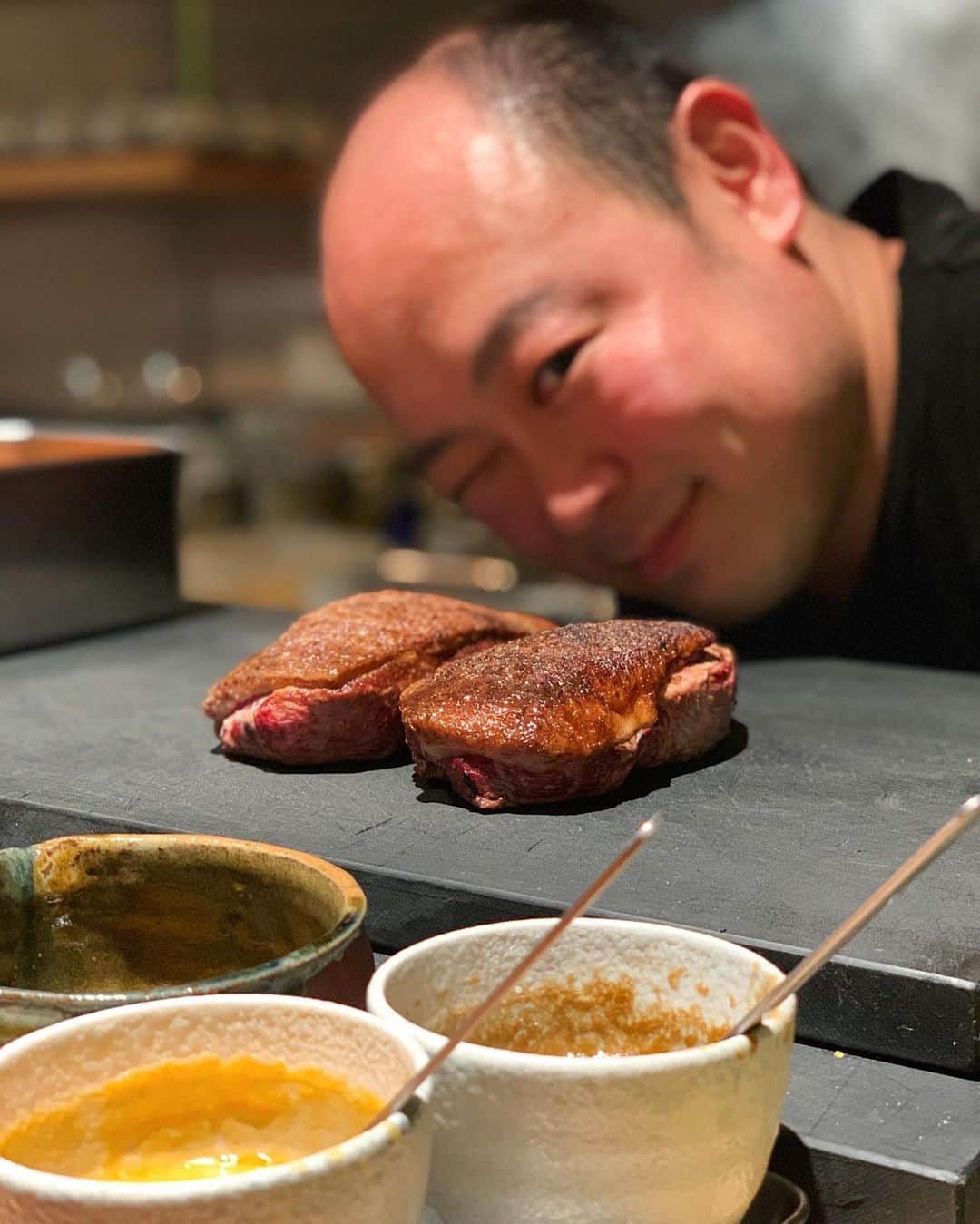 karen okajimaさんのインスタグラム写真 - (karen okajimaInstagram)「ㅤㅤㅤ  先日のcomptoir Feuさん❤️ いつもめちゃくちゃ美味しくてやばいんやけど それを超えてきて今までで1番美味しくてやばかった🤤！ ほんまに美味しくていつも悶絶する🥺  ㅤㅤㅤ 1枚目の世界最高峰キャビアの オシェトラゴールドがやばかった😩❤️  シャラン鴨も中々食べれない オオエンコウガニも美味しすぎて、、 もう幸せの極みすぎるお料理ばかりで最高でした😩💕 次回も楽しみ🤤🤤🤤🤤💓💓  トンカ豆のアイスまた作ってください🤤🍨 ほんまにバケツで食べれるで、、🥺💓  ㅤㅤㅤ  #ComptoirFeu #コントワールフー #グルメ岡島 #北新地フレンチ #北新地グルメ #北新地ディナー #食べログ大阪1位 #大阪フレンチ #大阪フレンチ #大阪グルメ #大阪ディナー #オオエンコウガニ #オシェトラゴールド #シャラン鴨 #白トリュフ #セルフィーユの根っこ」12月9日 22時01分 - karenokajima0318