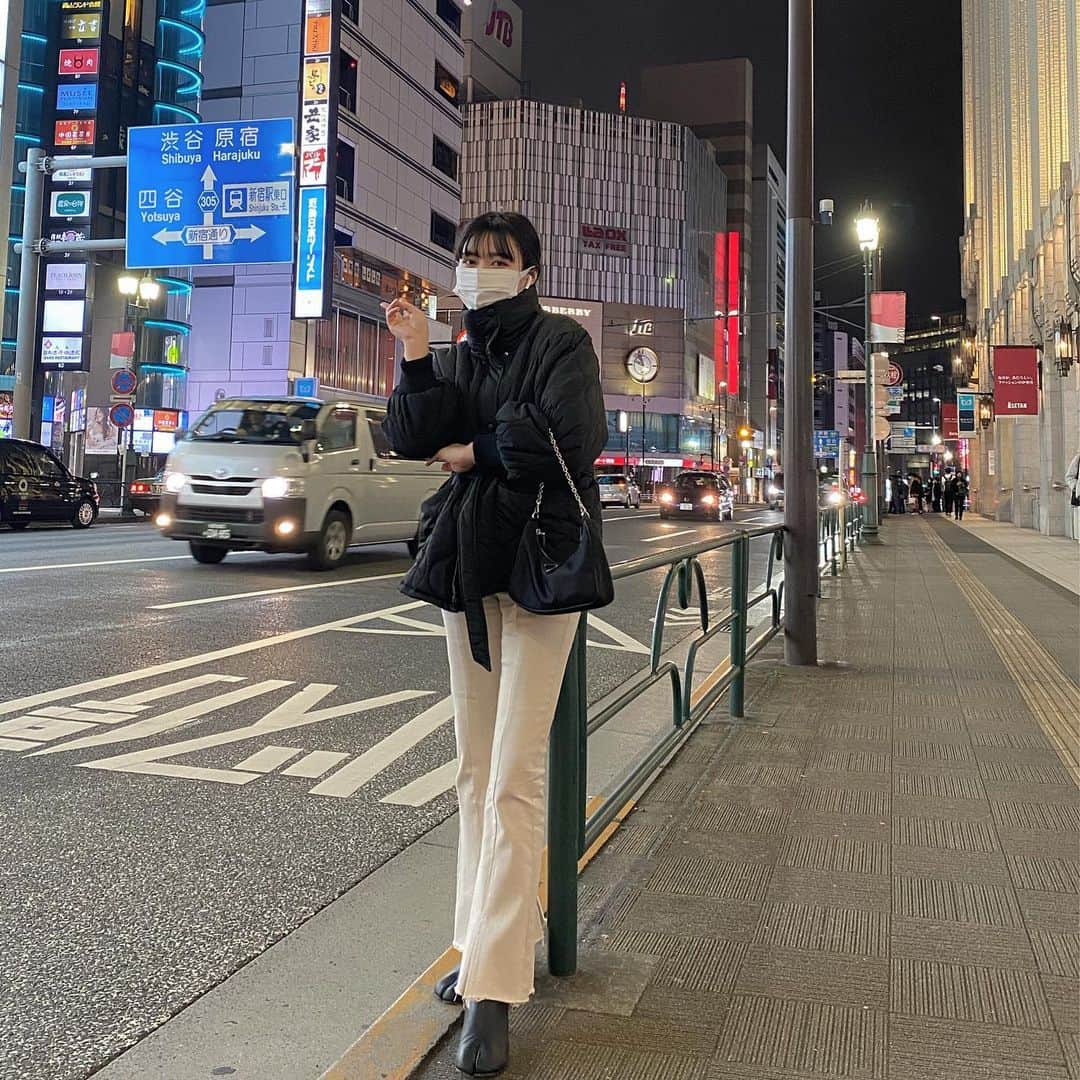 河崎みーなのインスタグラム：「🌃🖤💭 outer @lilyboutique_official  pants @grl_official  bag @prada  . .」