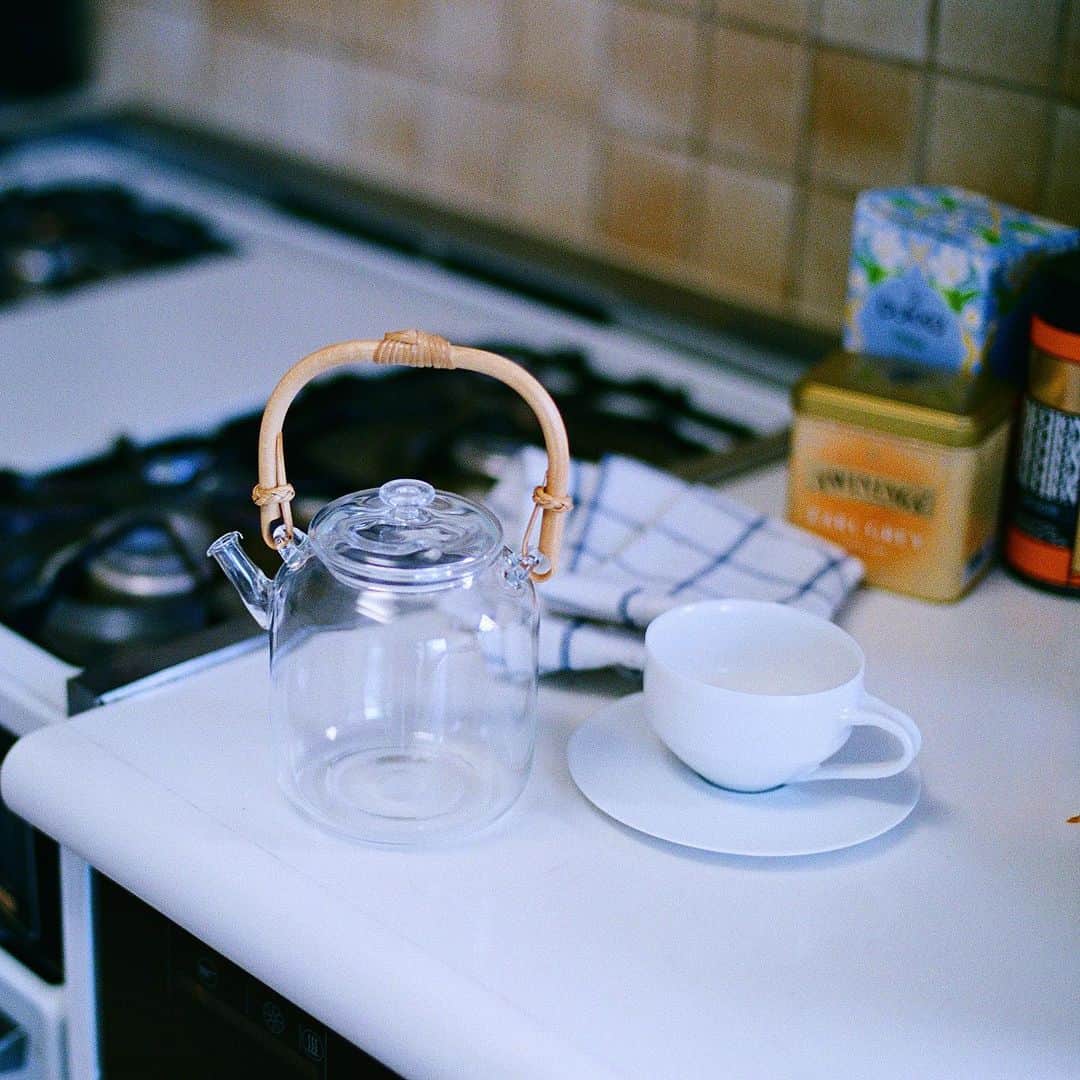 Hanako公式さんのインスタグラム写真 - (Hanako公式Instagram)「友人へのプレゼントのテッパンギフトは？﻿ ﻿ 🫖〈スタジオプレパ〉のティーポット﻿ 長野県を拠点とするガラス工房〈スタジオプレパ〉の、素材の美しさと機能性を引き出した一品。日本茶にも紅茶にもよく似合う。〈マーガレット・ハウエル〉でも取り扱い中。22,000円﻿ ﻿ ﻿ 結婚や出産のお祝いとしてよく選ぶのが〈スタジオプレパ〉のティーポット。クラシックなフォルムと自然物を用いた持ち手のバランスが絶妙で、細部にまで手仕事の温もりを感じる一品です。茶葉をキャッチする仕掛けも可愛らしく、見れば見るほど優れた日用品だなと感じます。付き合いが長くなると、その人のモノへのこだわりや向き合い方もわかってくるもの。このティーポットは、「この人ならきっと大切に使ってくれる」と感じる人にこそ贈りたいアイテムなんです。誰かに贈りものをするときは、ベタになりすぎず、それでいて使い勝手の良いものを選ぶように心がけています。ギフトは自分の気持ちを代弁していると思うので、長く使ってもらえるものを贈ることで、「あなたのことを大切に思っているよ」と伝わったらいいなって。数年後、数十年後にも、そのギフトを通じて自分のことを思い出してもらえたらうれしいですよね。﻿ ﻿ ●Navigator﻿ 長場雄／アーティスト、イラストレーター。雑誌や広告、さまざまなブランドとのコラボレーションなど幅広く活躍中。12月11日（金）から東京・渋谷のギャラリー〈SAI〉にて個展を開催予定。﻿ ﻿ 【Hanako1191_もっと知りたいスーパーマーケット】﻿ #Hanako #Hanako_magazine #テイクアウト #ランチタイム #おうちカフェ #テイクアウトスイーツ #おやつの時間 #おうちごはん #カフェごはん #コーヒーのある暮らし#簡単レシピ #丁寧な暮らし#料理記録 #クリスマスプレゼント #冬ギフト #プチギフト #お歳暮 #プレゼント選び #誕生日プレゼント #スタジオプレパ  #ティーポット #お茶好き #長場雄」12月9日 22時02分 - hanako_magazine