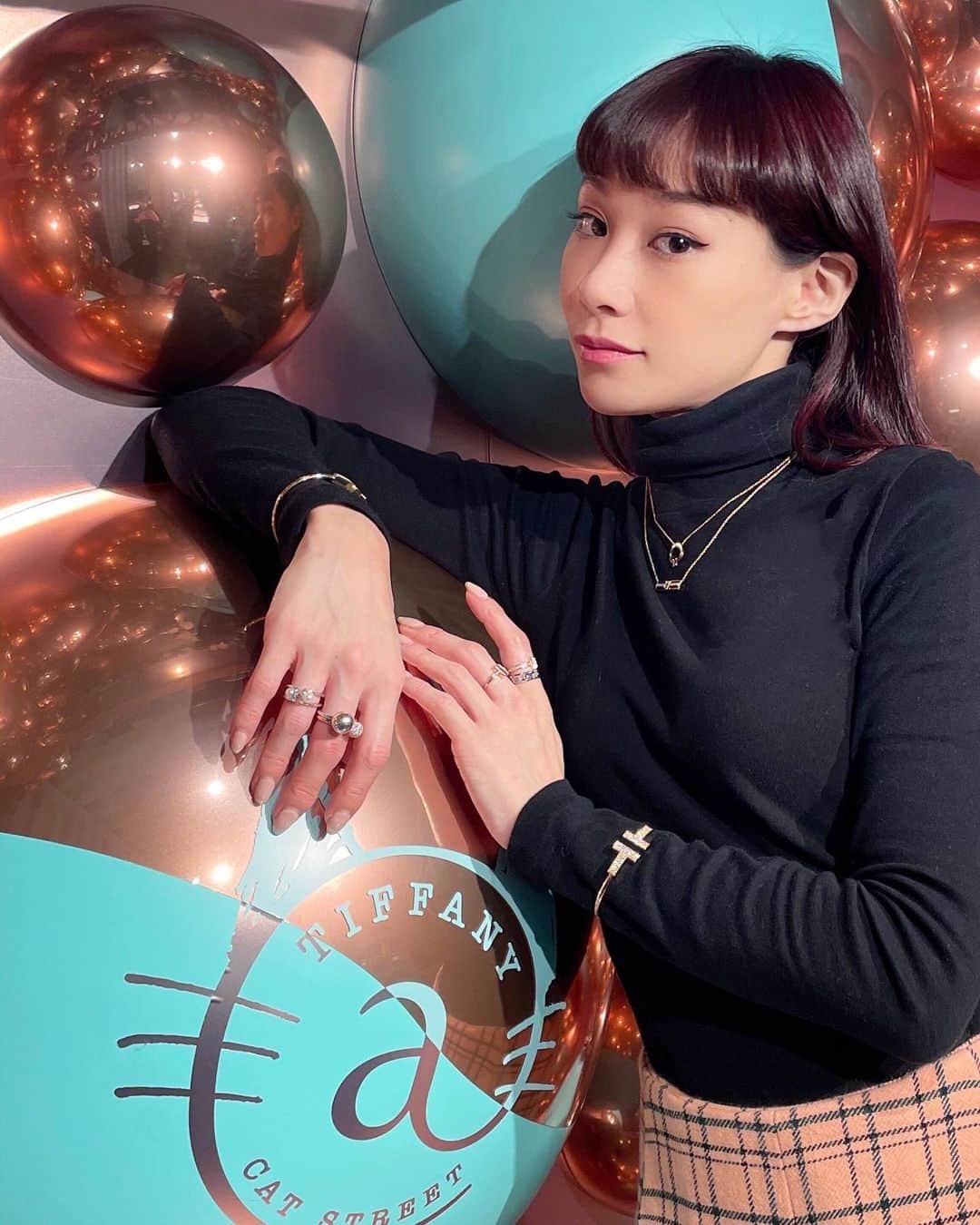 のインスタグラム：「キャットストリートのティファニーのお店は、すっかりホリデー仕様なっていました！もうクリスマスかー🥺🎄🎅🏻 11日の20:00からはお店から生配信されるライブイベントもあるみたいです🎙 #TiffanyAndCo #Tiffany @tiffanyandco」